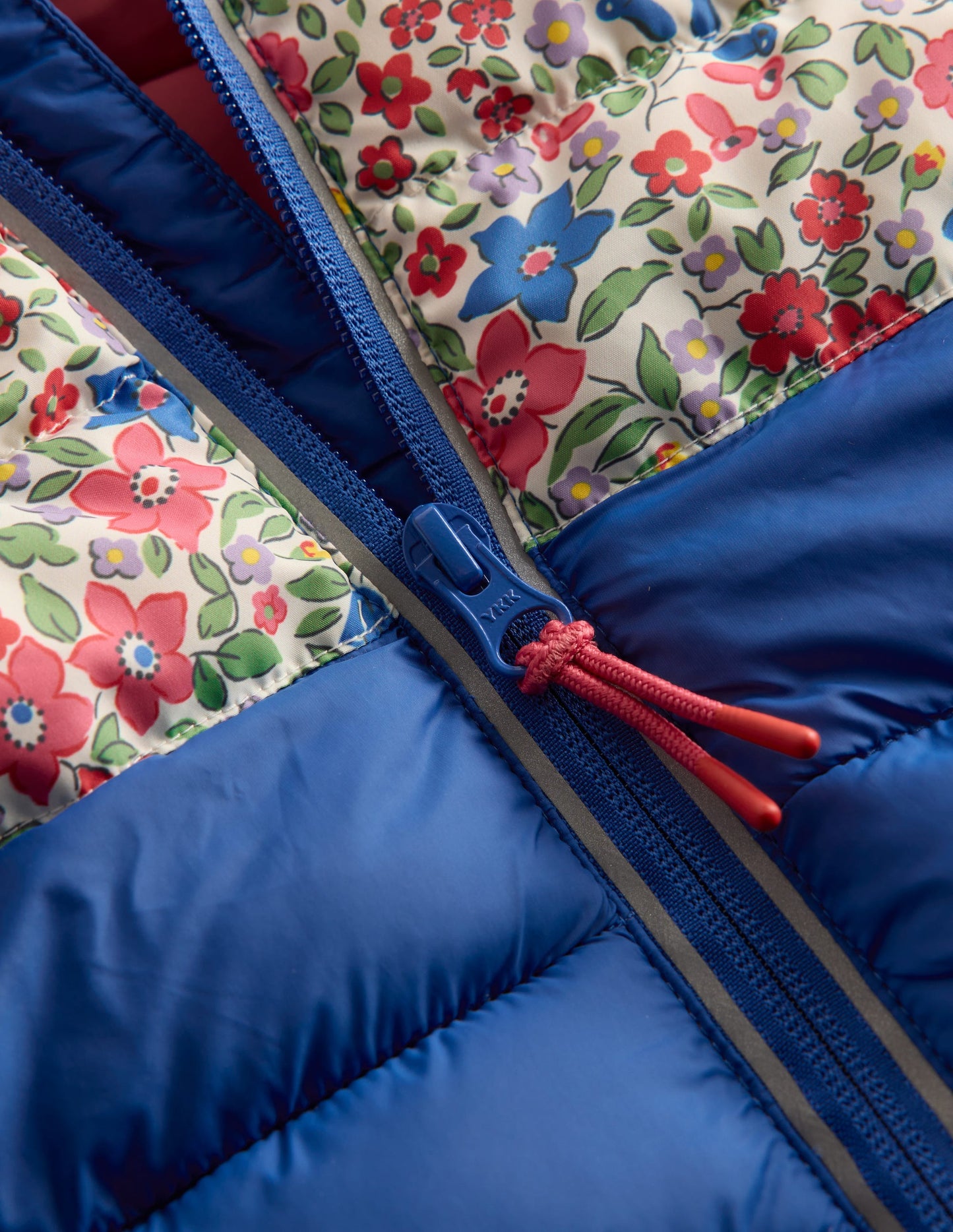 Bequem verstaubare, wattierte Jacke-Blumenmuster Blockfarben