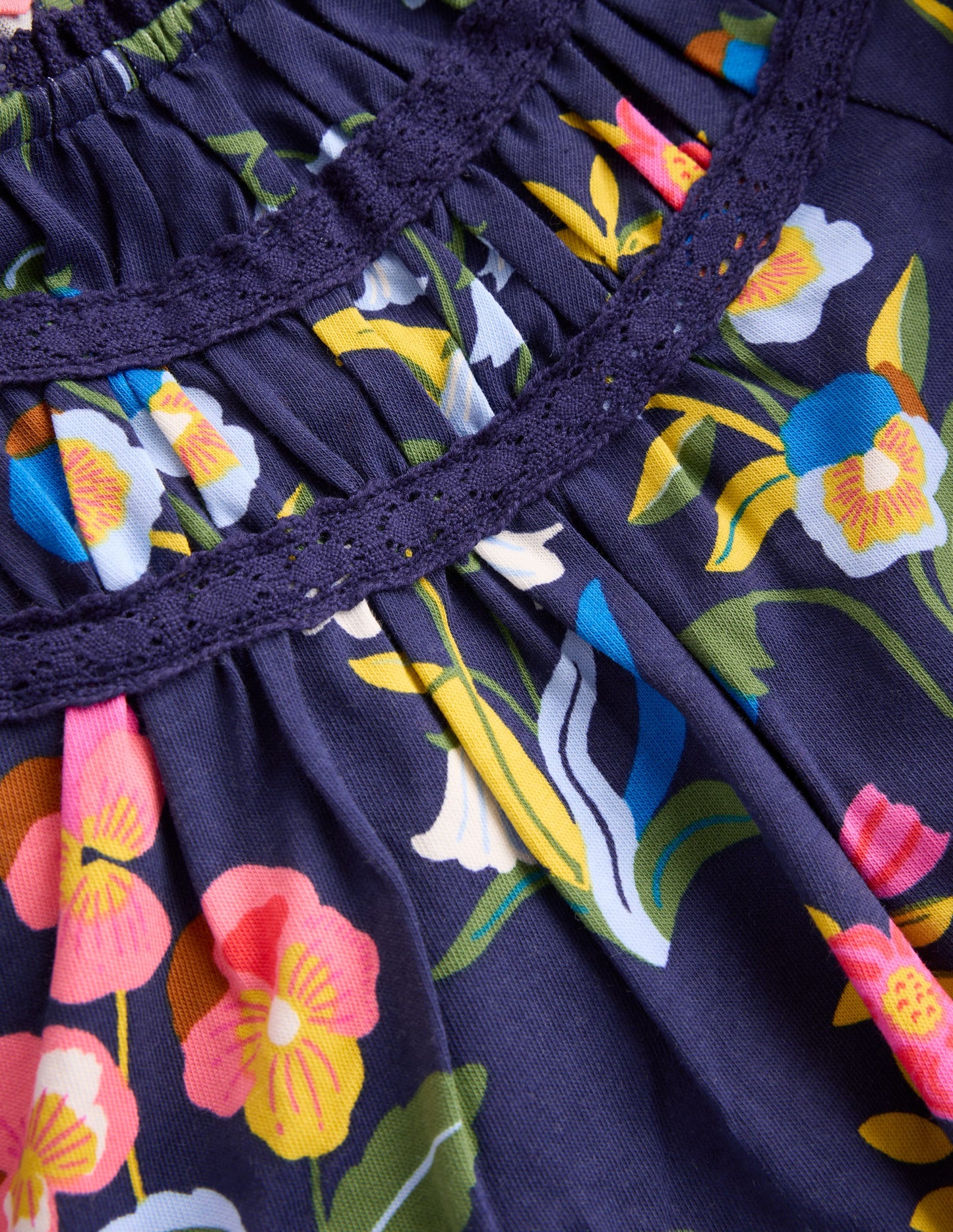 Hübsches Jerseykleid mit Spitzenbesatz-Schuluniform-Marineblau Stiefmütterchen-Beet