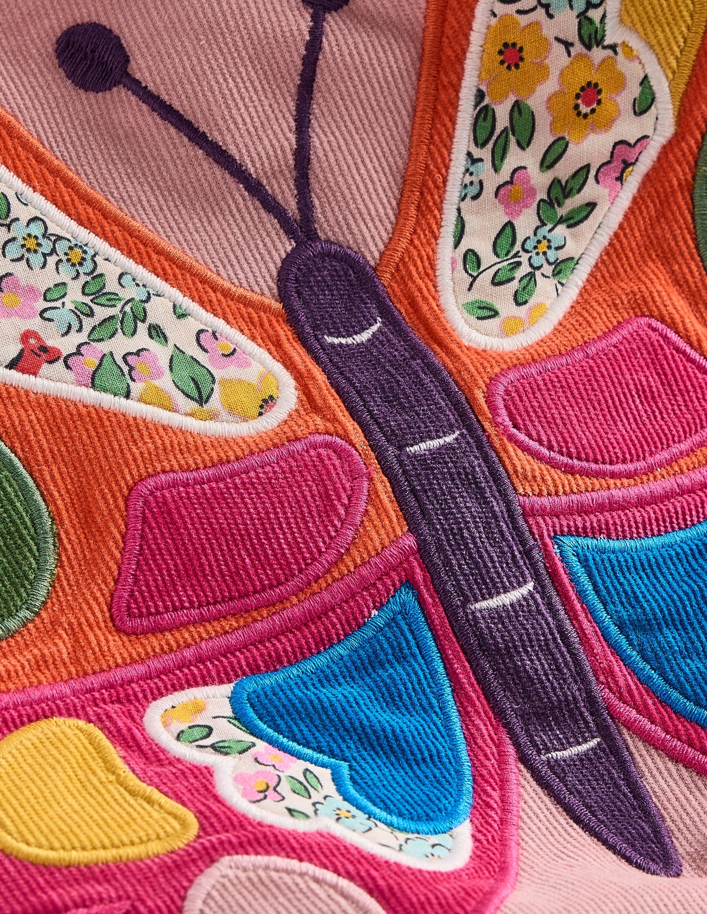 Schürzenkleid aus Cord mit Applikationen-Formica-Rosa Schmetterling