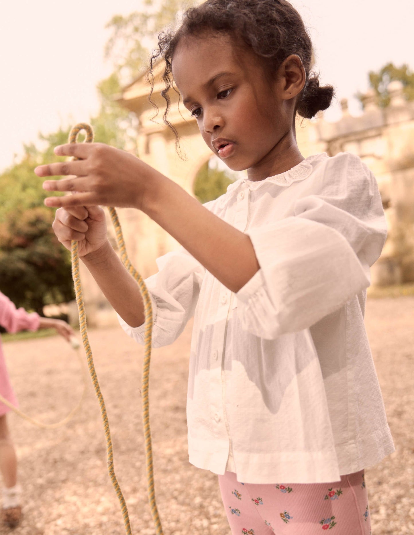 Gesmoktes Hemd mit Muschelsaum am Kragen-Sanftes Naturweiß