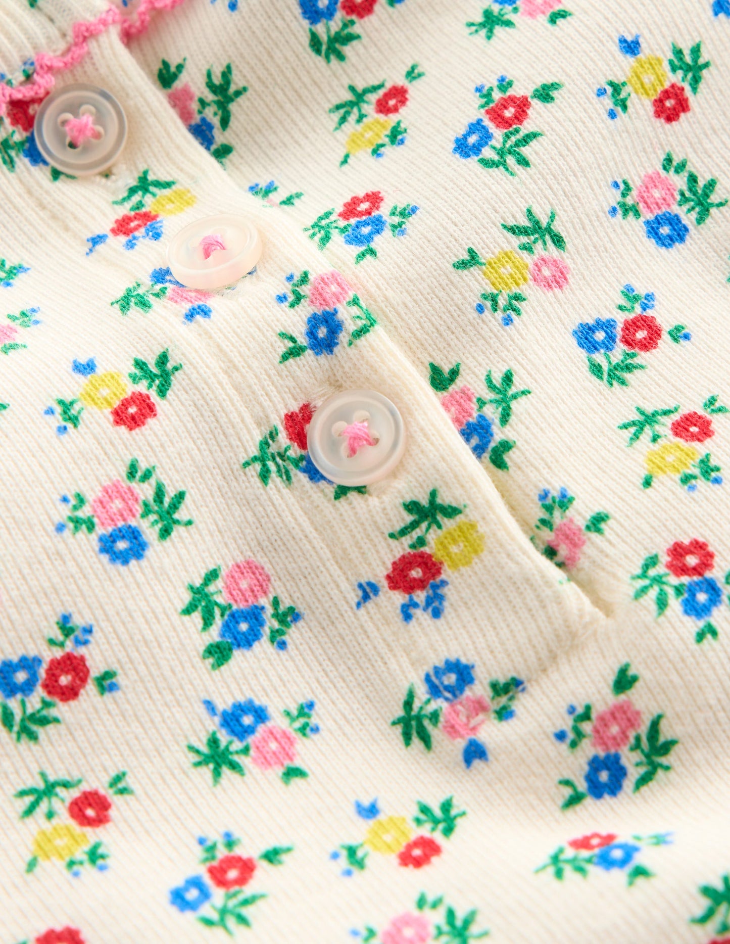 Eng anliegender Henley-Schlafanzug-Sanftes Naturweiß Frühling Kleines Blumenmuster