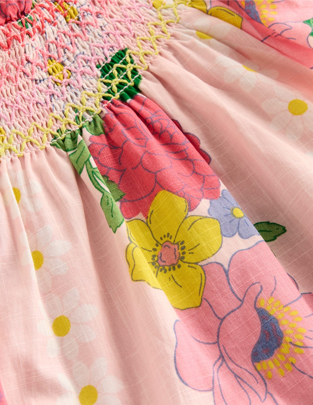 Freizeitkleid mit Smokdetail-Kreiderosa Blume