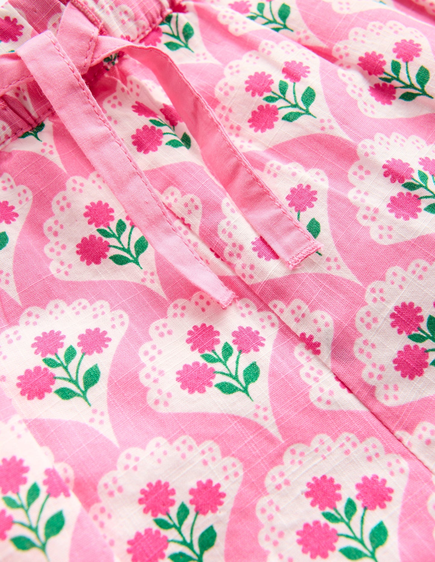 Juniper Gewebte Shorts mit Rüschen-Rosa Rose Holzblock Blumenmuster
