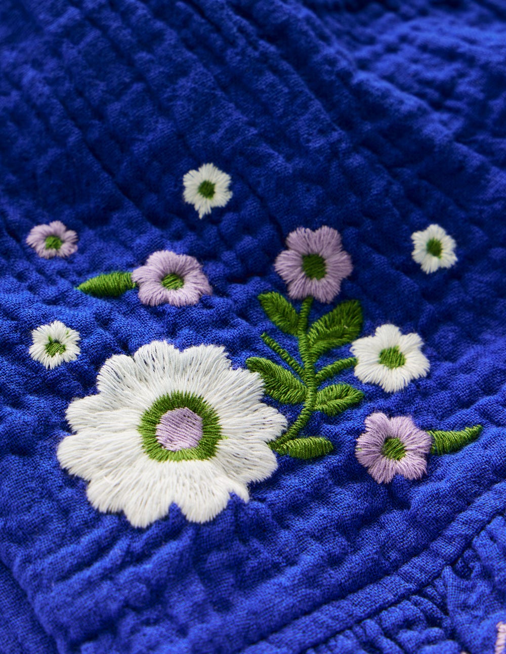 Doppeltuch-Shorts mit Rüschensaum-Leuchtendes Blau Stickerei