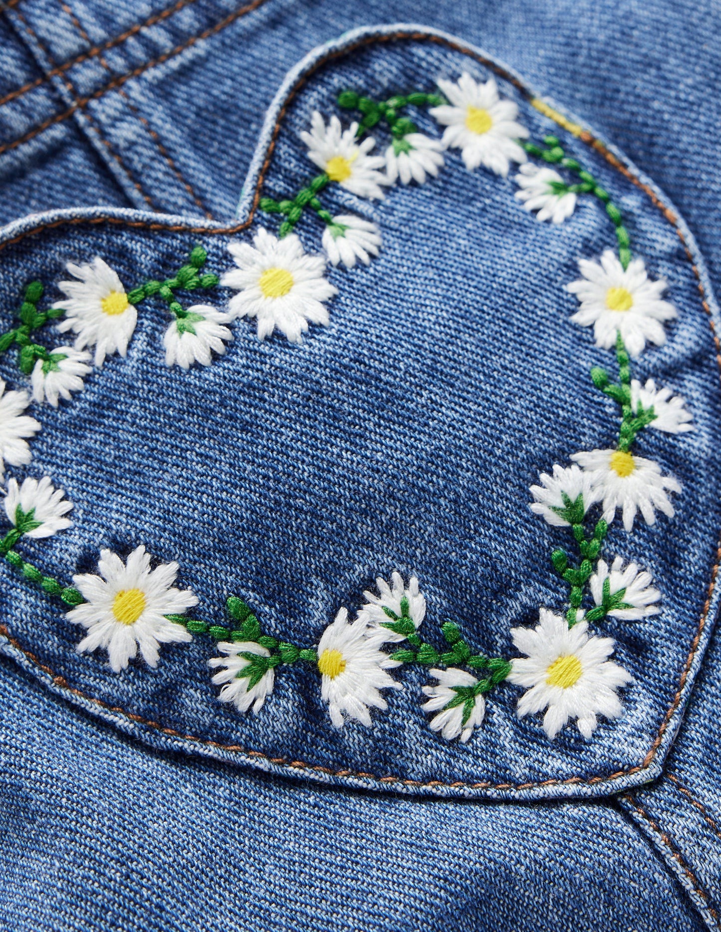 Kurze Latzhose mit Herztaschen-Vintage Bestickt Gänseblümchen