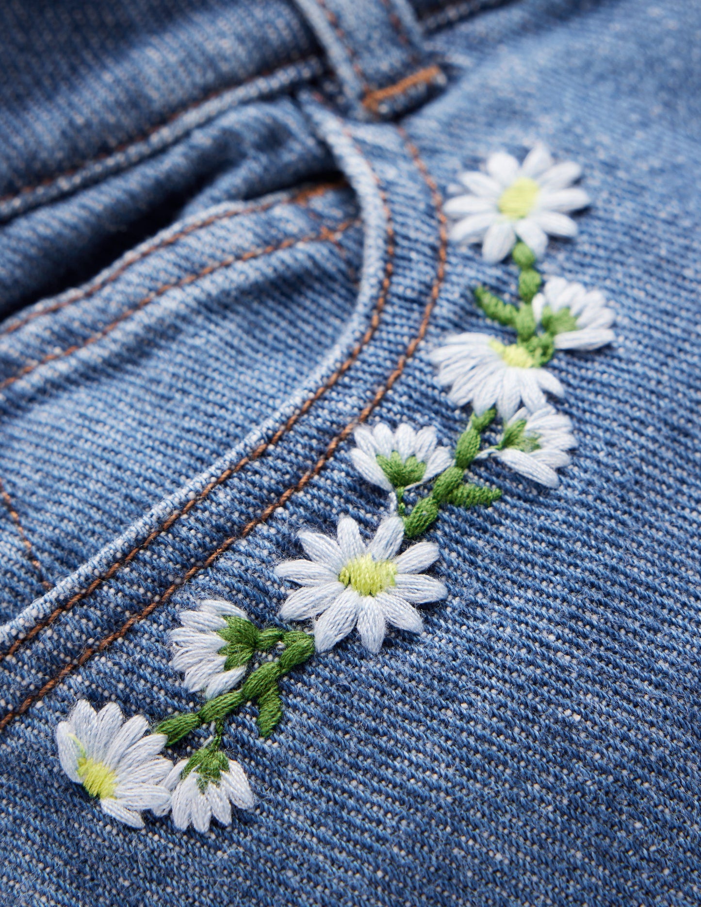 Jeansshorts-Vintage Bestickt Gänseblümchen