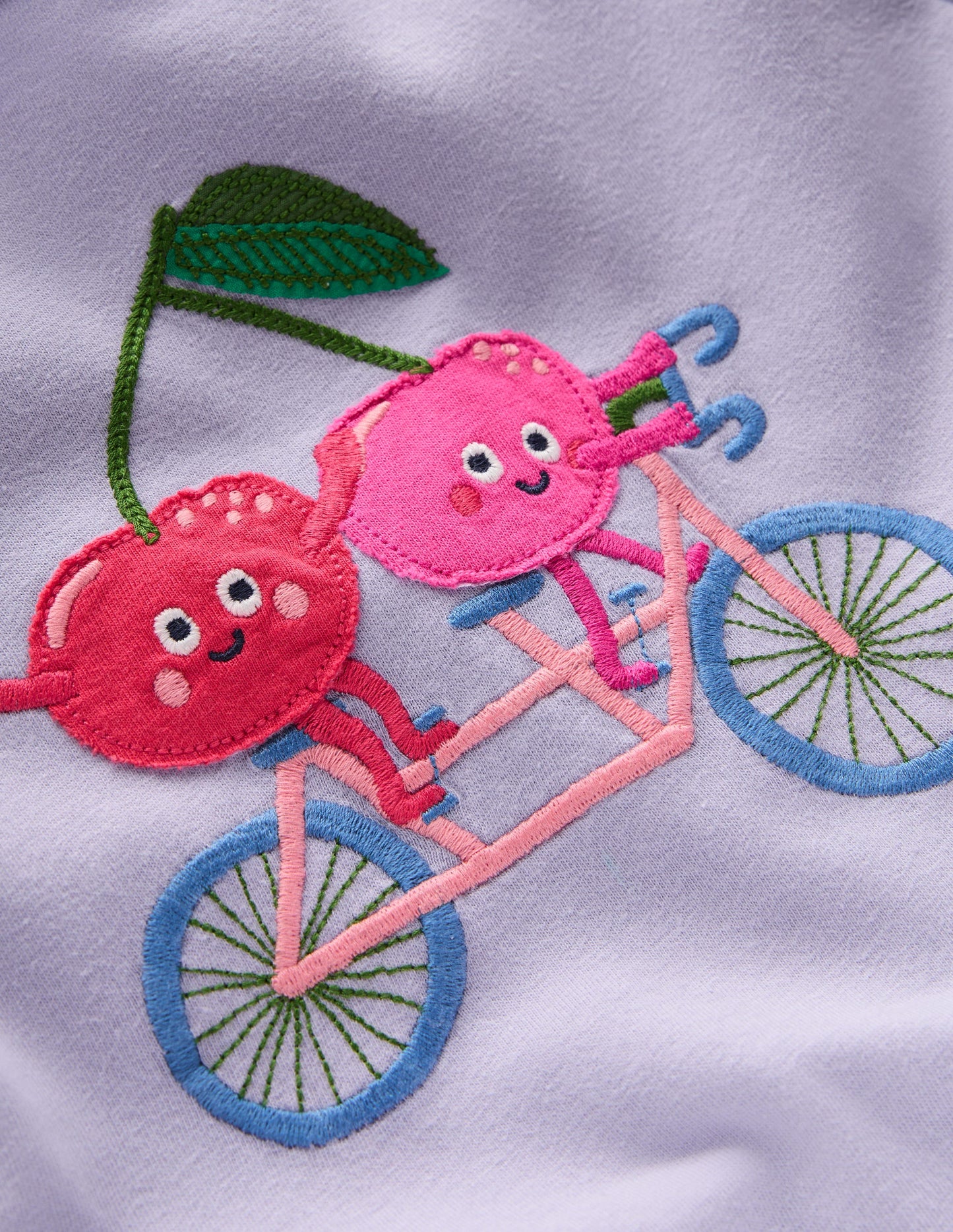 T-Shirt mit Applikation-Lavendeldunst Kirschen