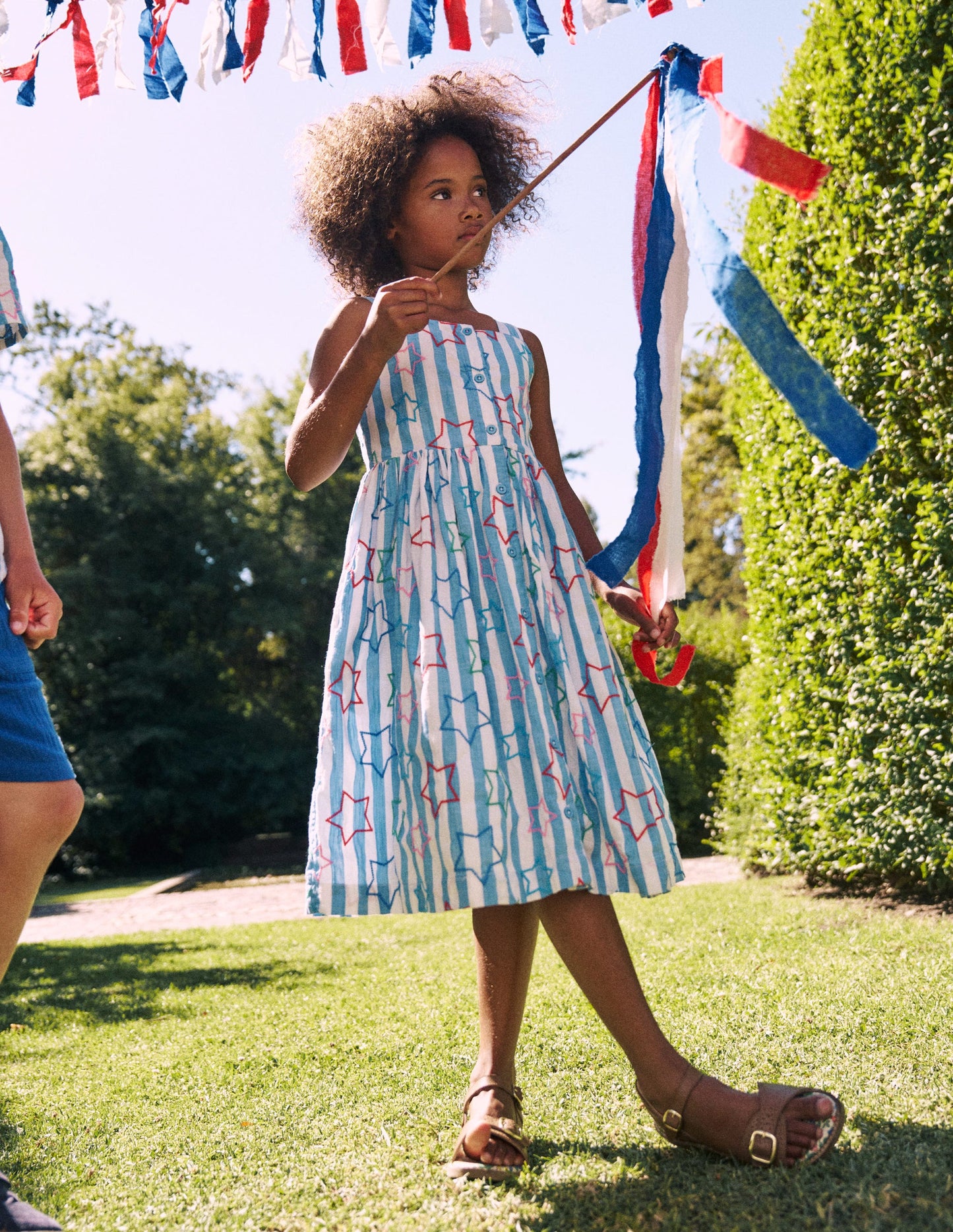 Remy Kleid mit durchgehender Knopfleiste-Pfauenfederblau Stern