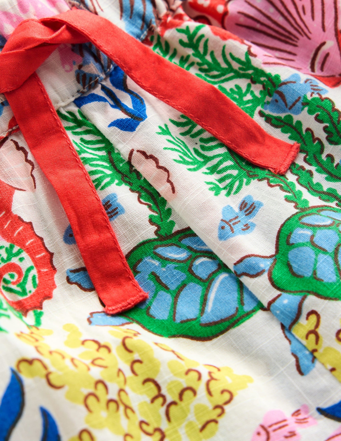 Juniper Gewebte Shorts mit Rüschen-Bunt Korallenbucht