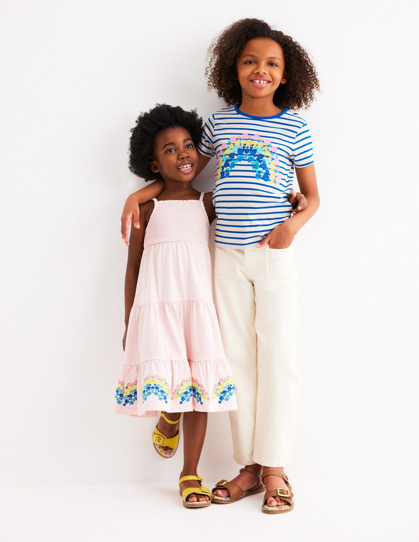 T-Shirt mit Applikation-Pfauenfederblau/Weiches Naturweiß