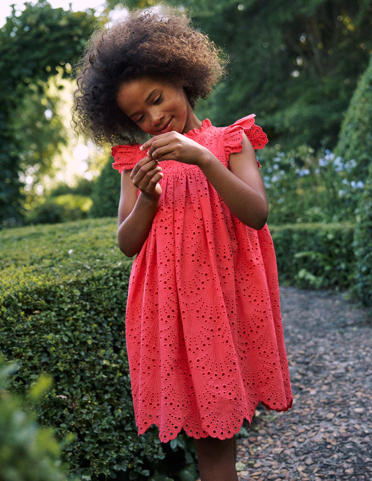 Kleid mit Muschelsaum und Lochstickerei-Kamelienrosa