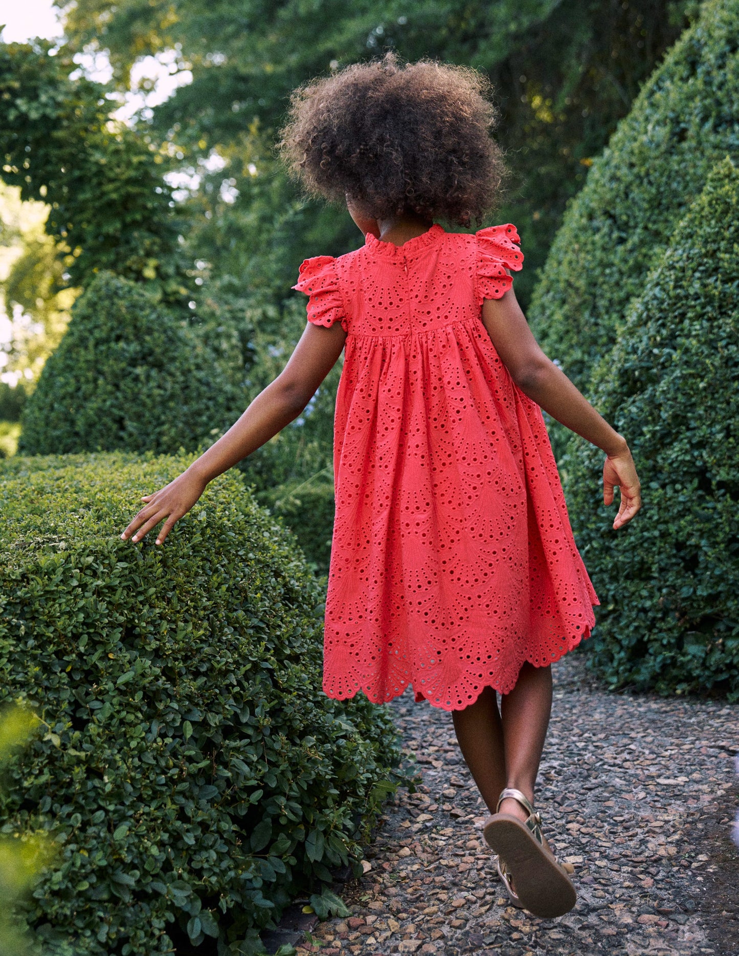 Kleid mit Muschelsaum und Lochstickerei-Kamelienrosa