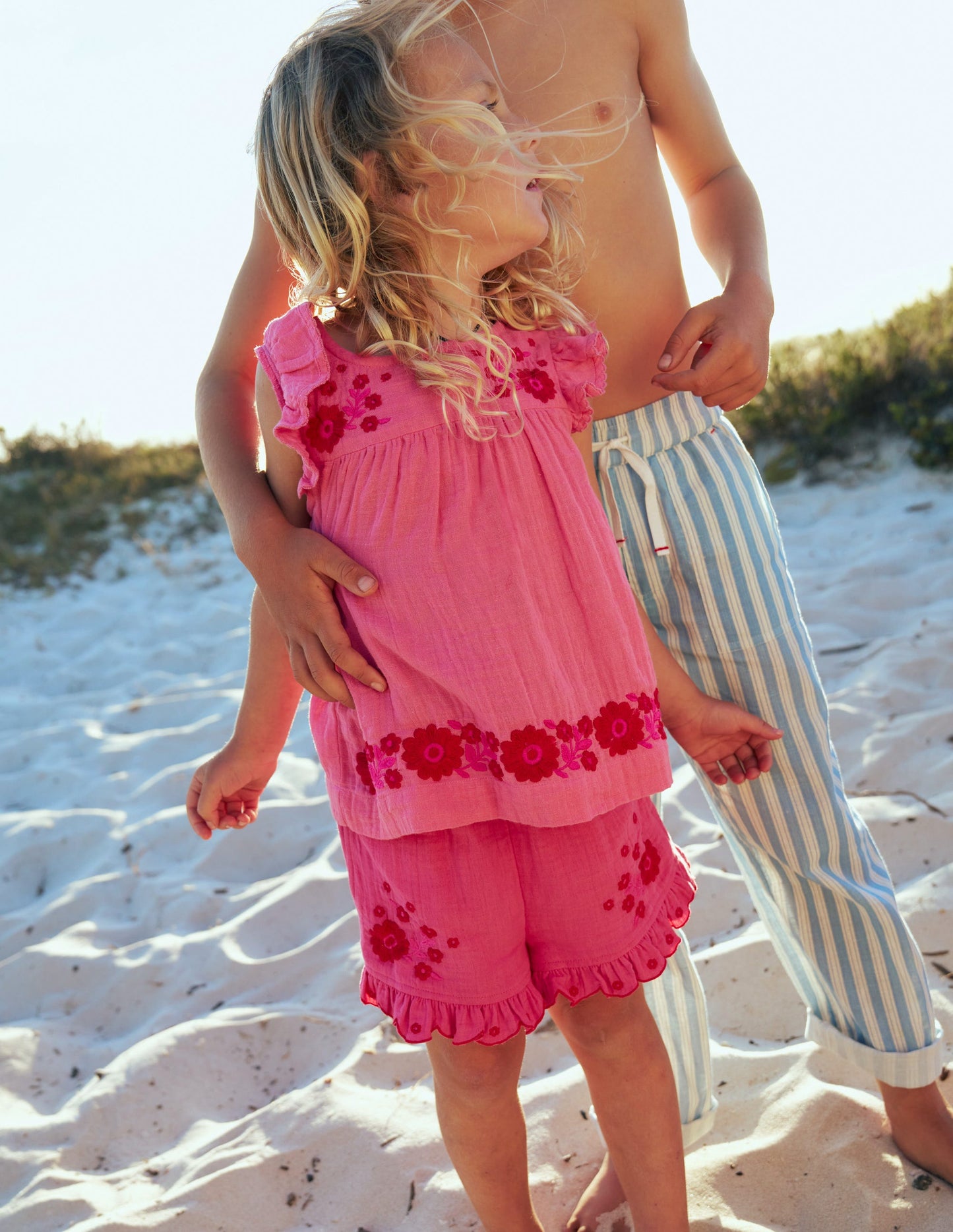 Doppeltuch-Shorts mit Rüschensaum-Sorbet-Rosa Stickerei