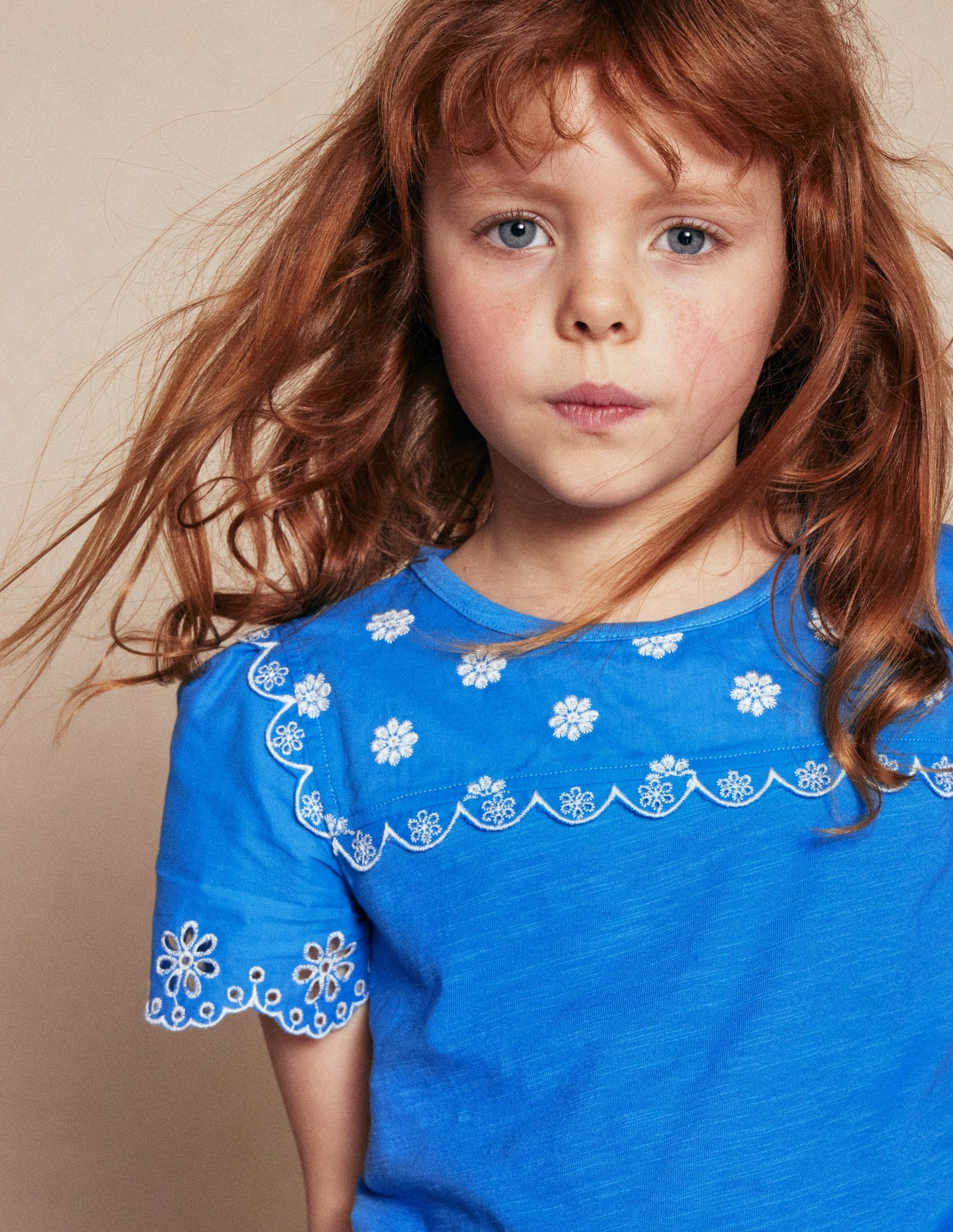 T-Shirt mit Lochstickerei an den Ärmeln-Blau