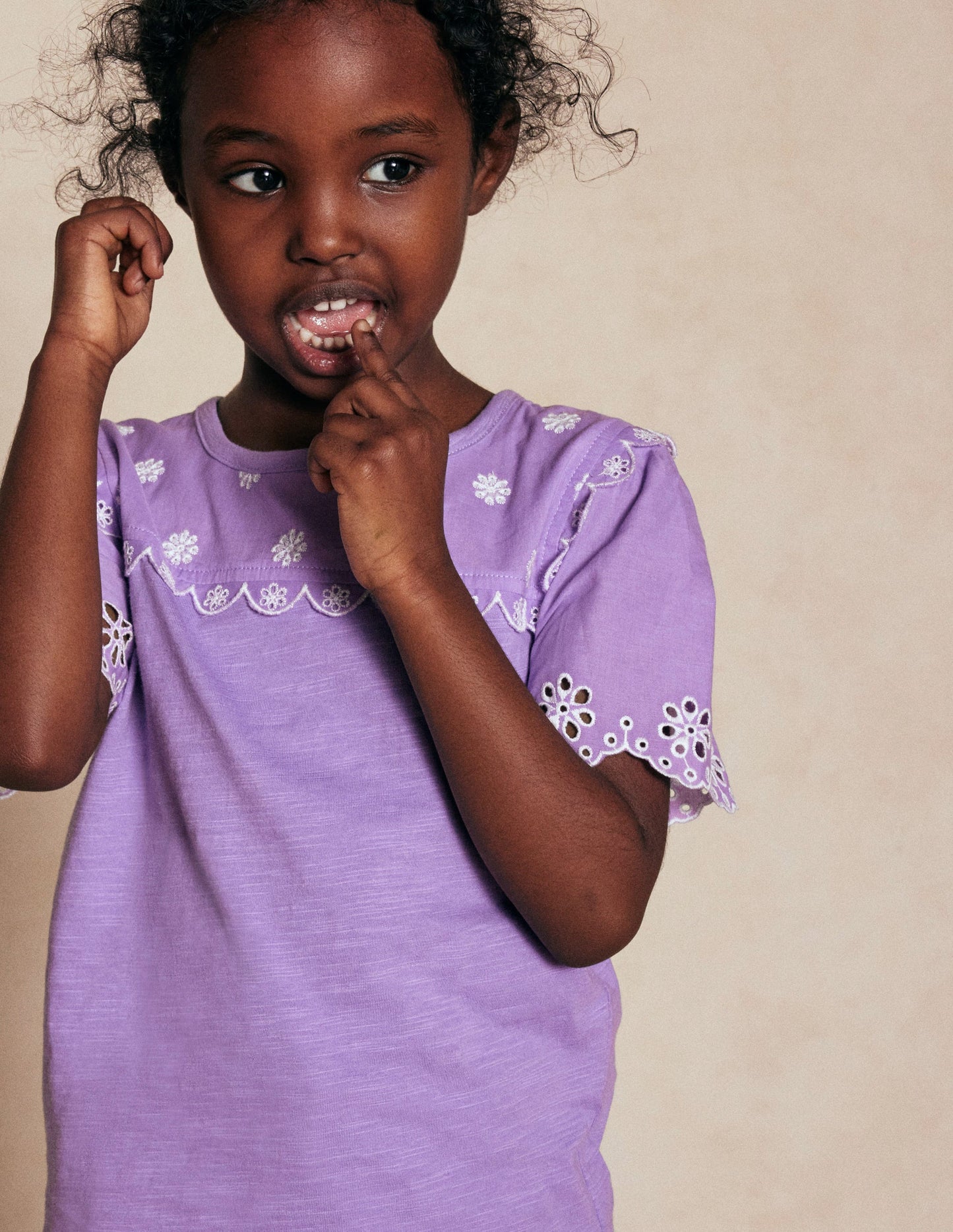 T-Shirt mit Lochstickerei an den Ärmeln-Asternlila