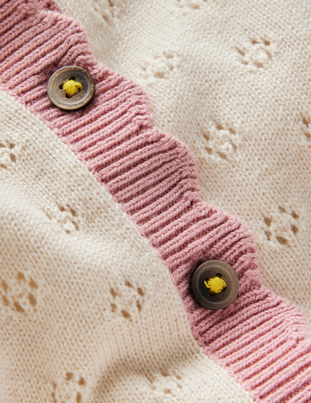 Strickjacke mit Muschelsaum für den Alltag-Sanftes Naturweiß