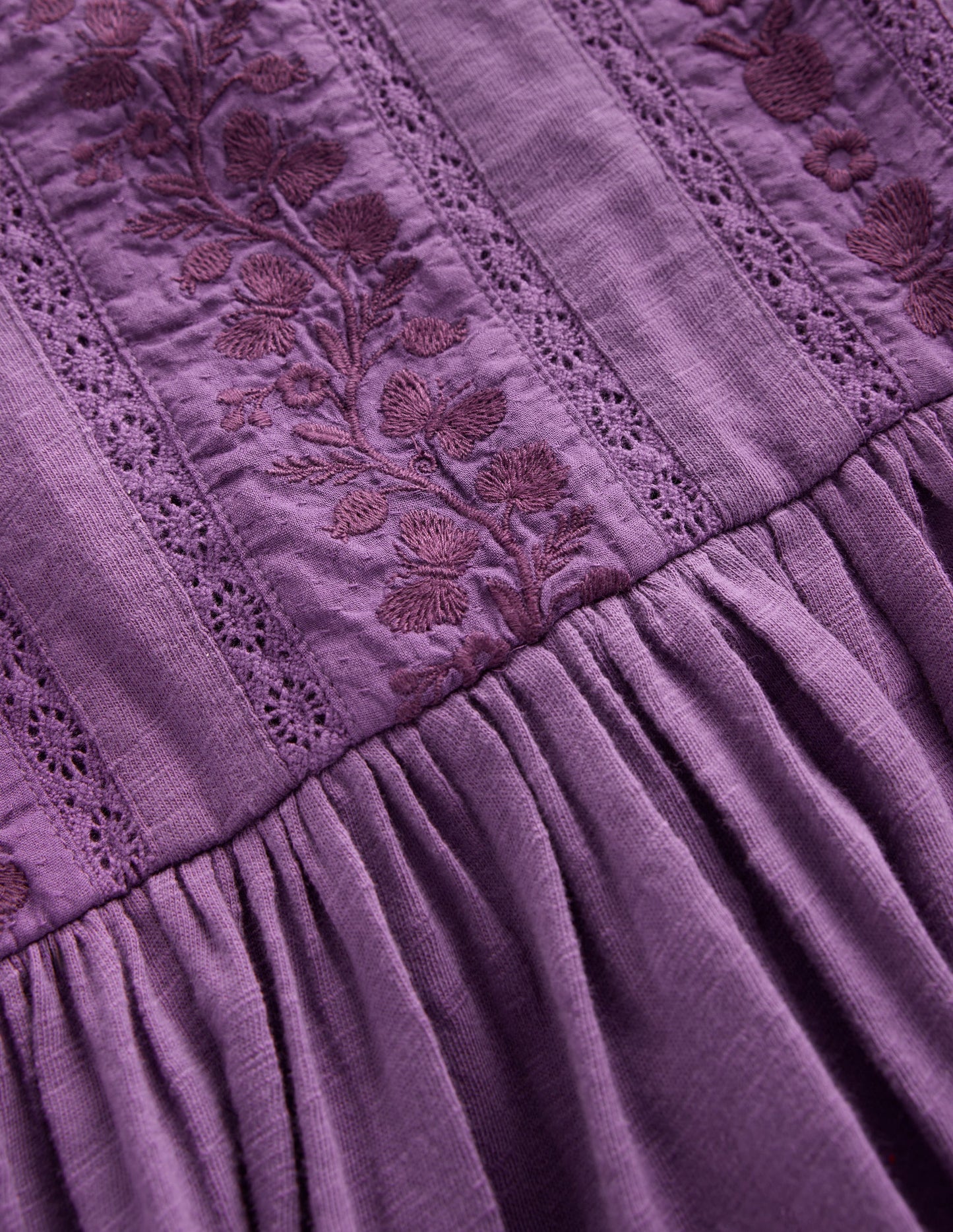 Jerseykleid mit Spitzenbesatz-Mystisches Lila