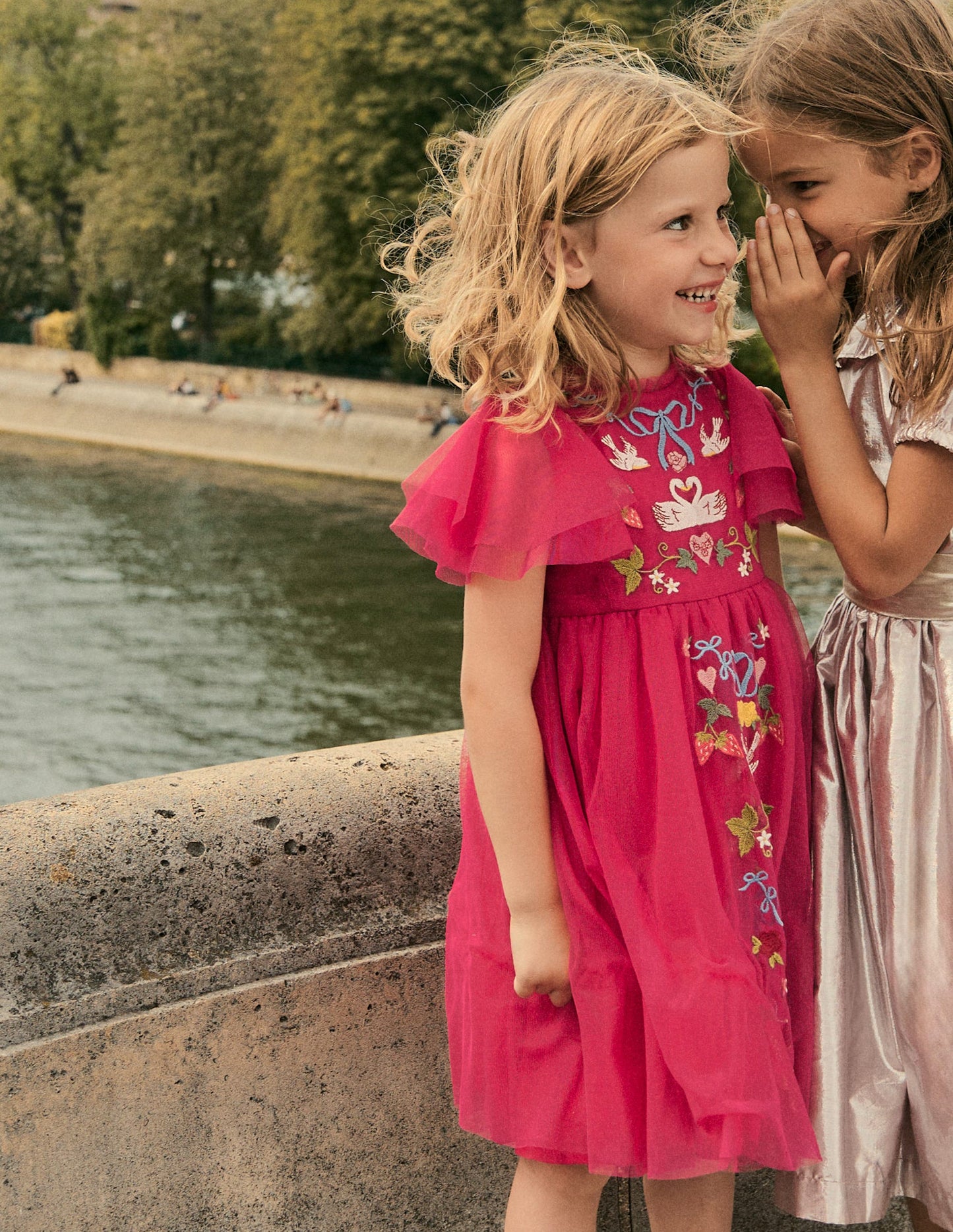 Tüllkleid mit Stickerei-Kirschkonfitüre Liebesvögel