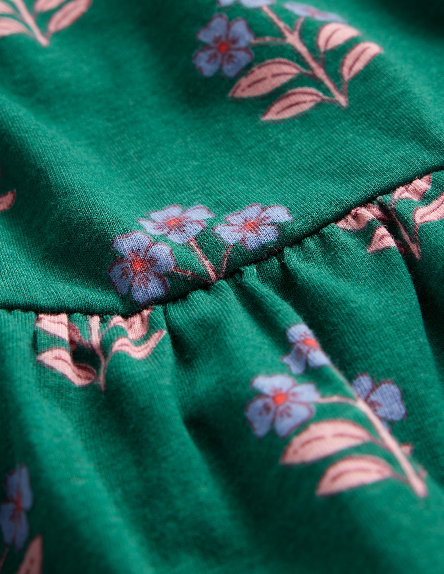 Jerseykleid mit geschwungener Passe-Juwelengrün Blumenstempel