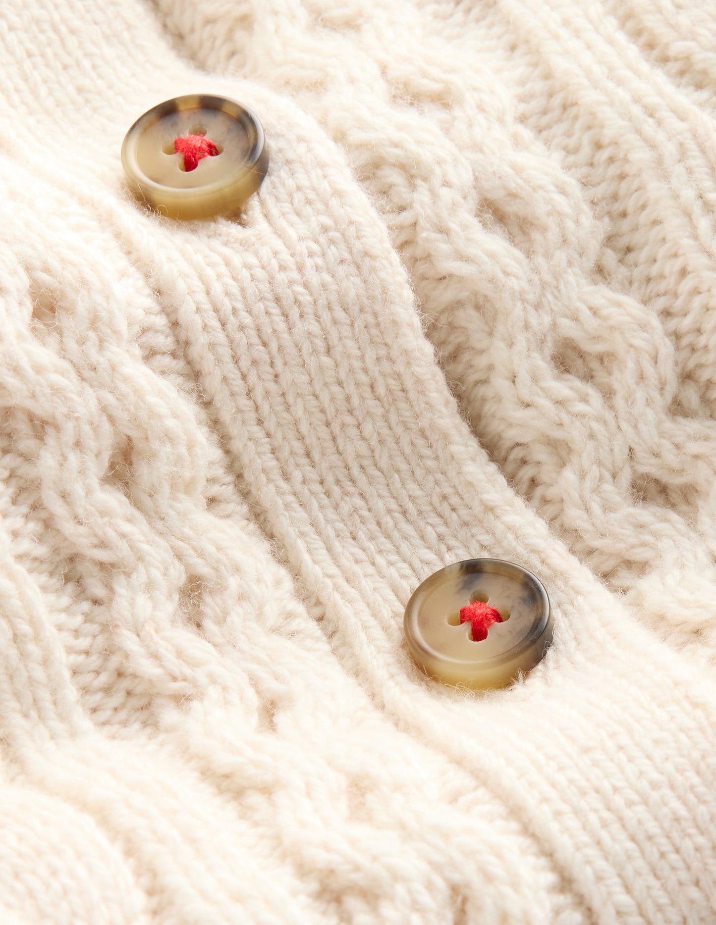 Klassische Strickjacke mit Zopfmuster-Anenome
