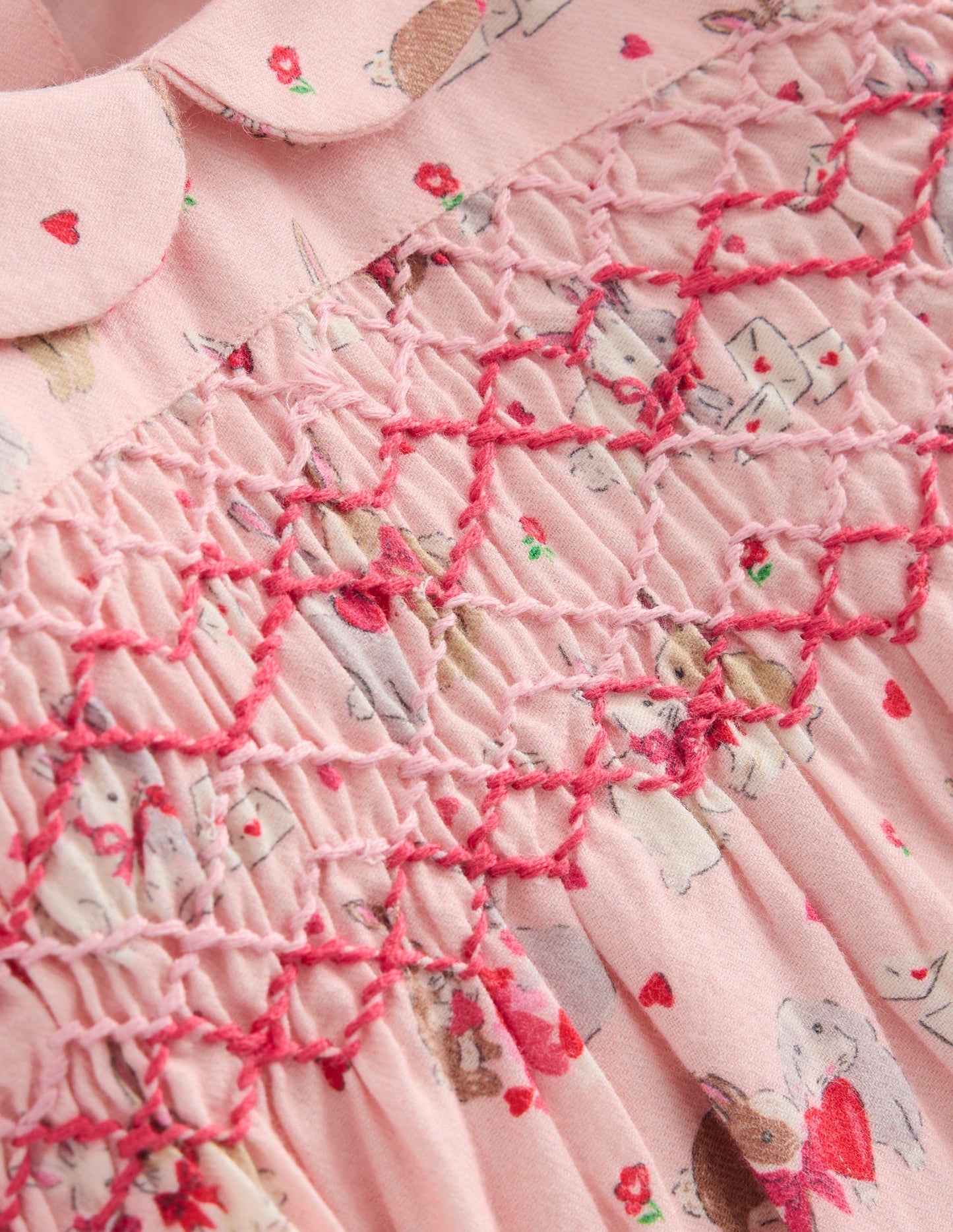 Barboteuse à smocks-Lapins amoureux rose