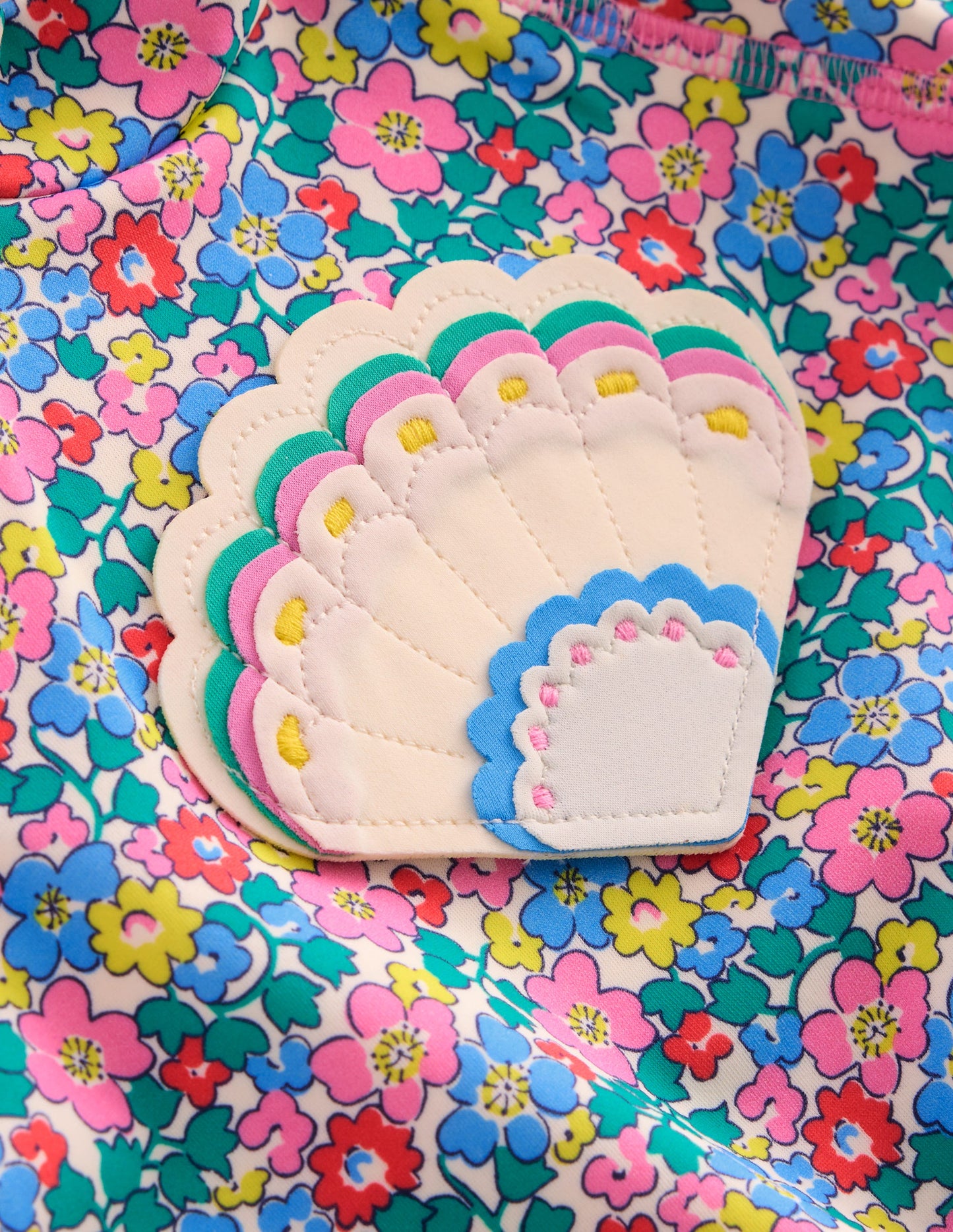 Ensemble avec haut de plage volanté-Motif Flowerbed Shell multi