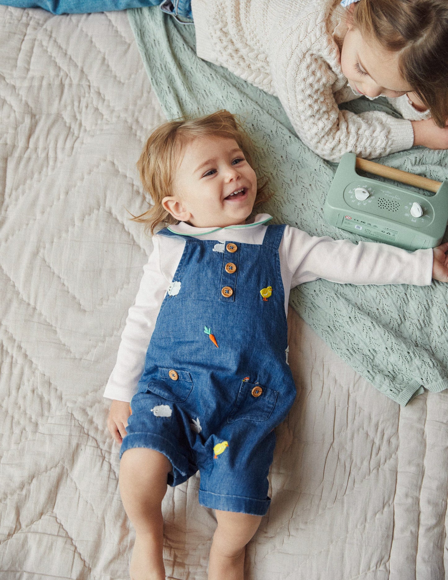 Ensemble avec salopette brodée-Broderie de Pâques en denim