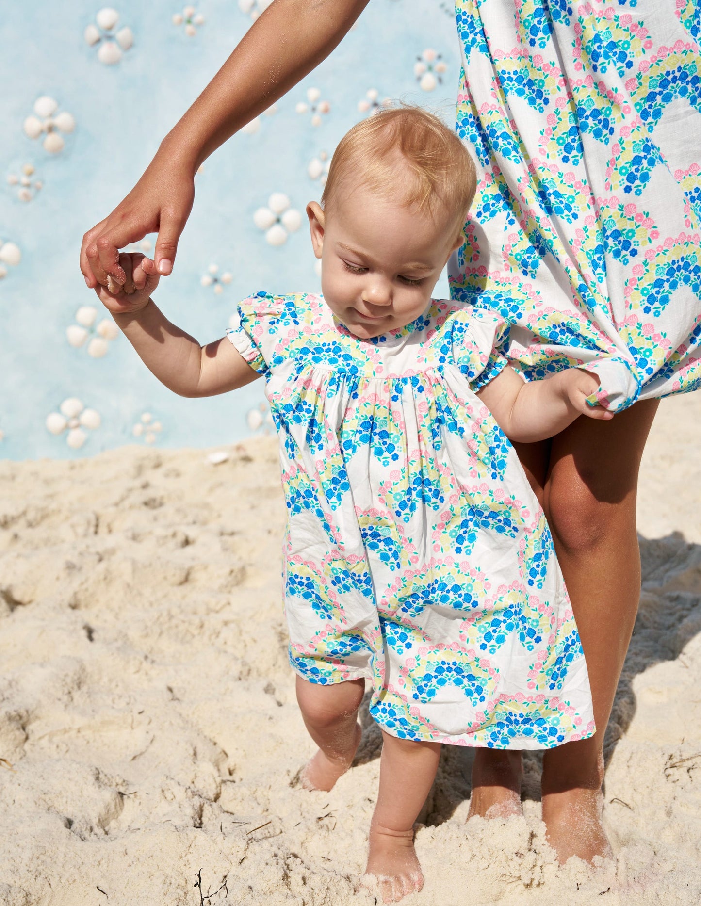 Gerafftes, gewebtes Kleid-Kokosnussmilch Regenbogen Muscheln