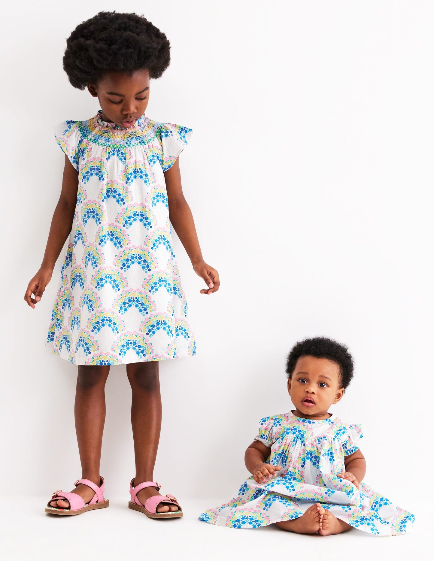 Gerafftes, gewebtes Kleid-Kokosnussmilch Regenbogen Muscheln