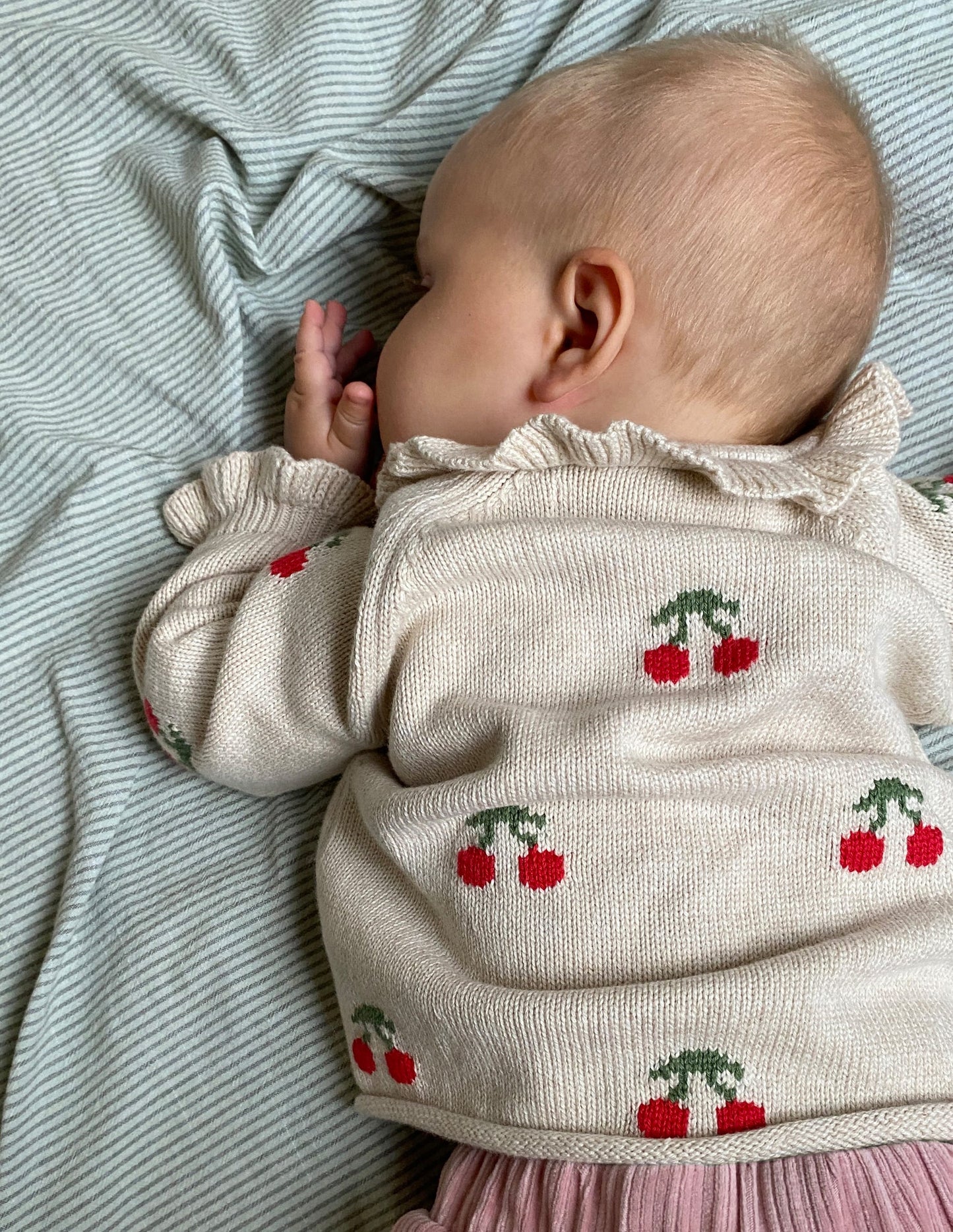 Hübsche Strickjacke mit Rüschen-Haferbeige Meliert Kirschen