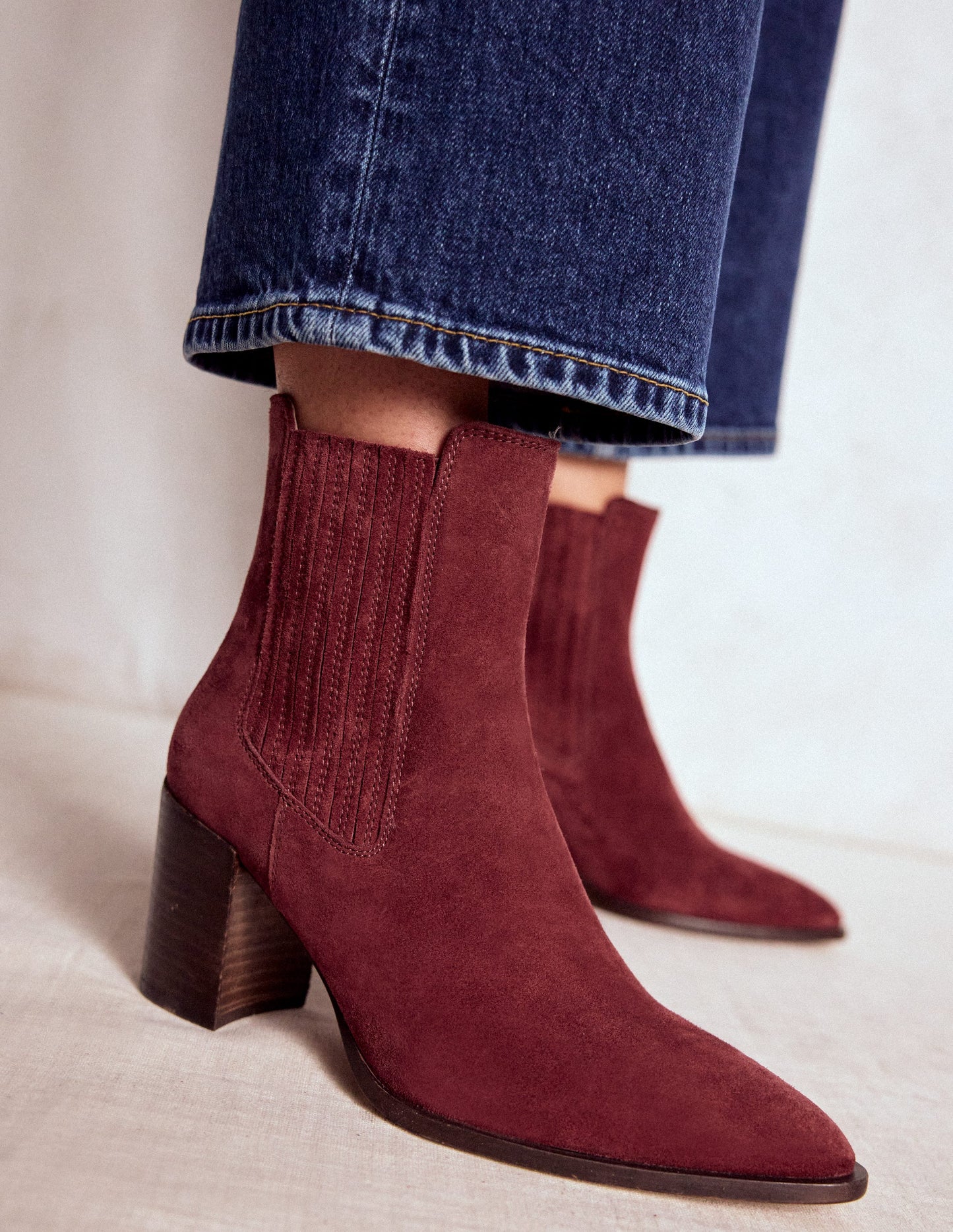 Legere Stiefeletten mit spitzer Zehenpartie-Oxblood