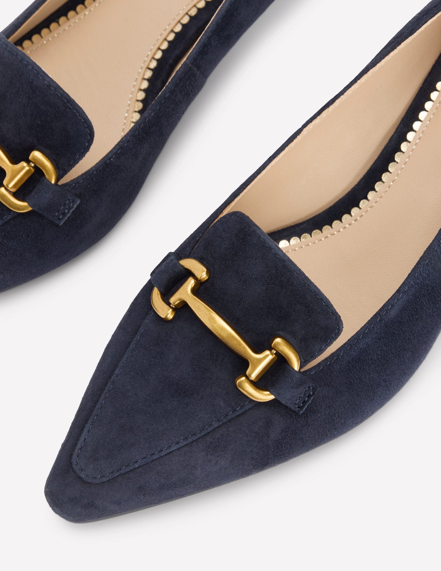 Iris Spitze Loafer mit Absatz und Trensendetail-Marineblau