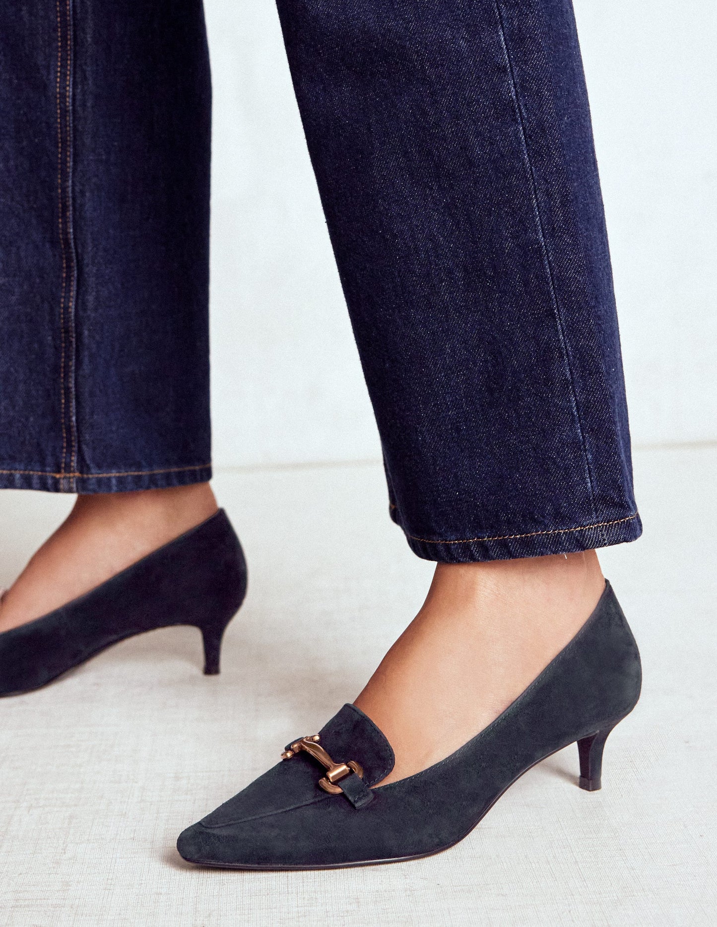 Iris Spitze Loafer mit Absatz und Trensendetail-Marineblau