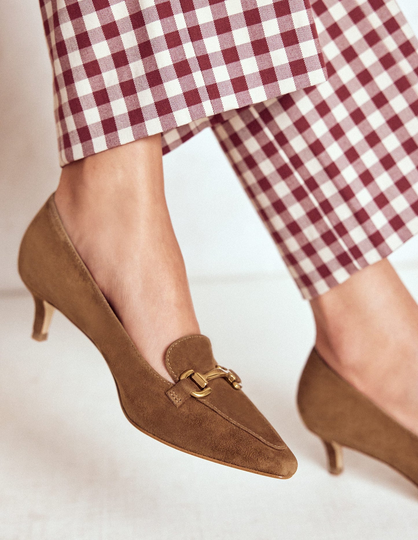 Iris Spitze Loafer mit Absatz und Trensendetail-Raue Umbra