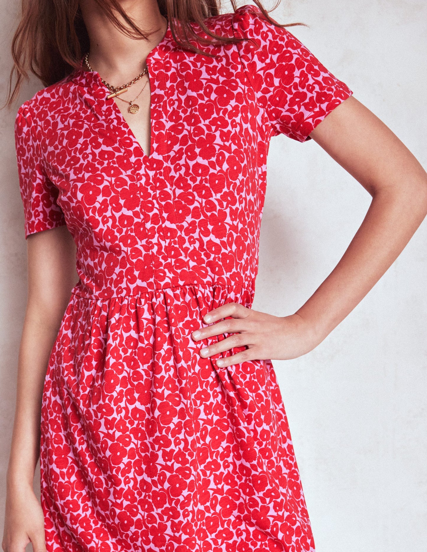 Naomi Kurzärmliges Kleid-Juwelenrot, Blattdesign