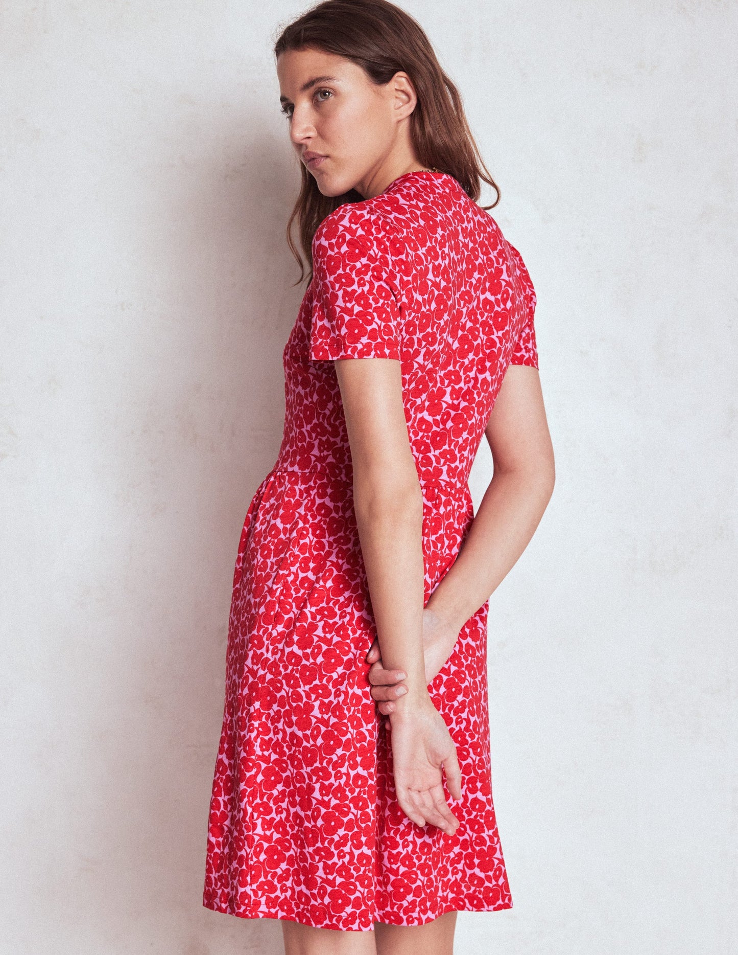 Naomi Kurzärmliges Kleid-Juwelenrot, Blattdesign