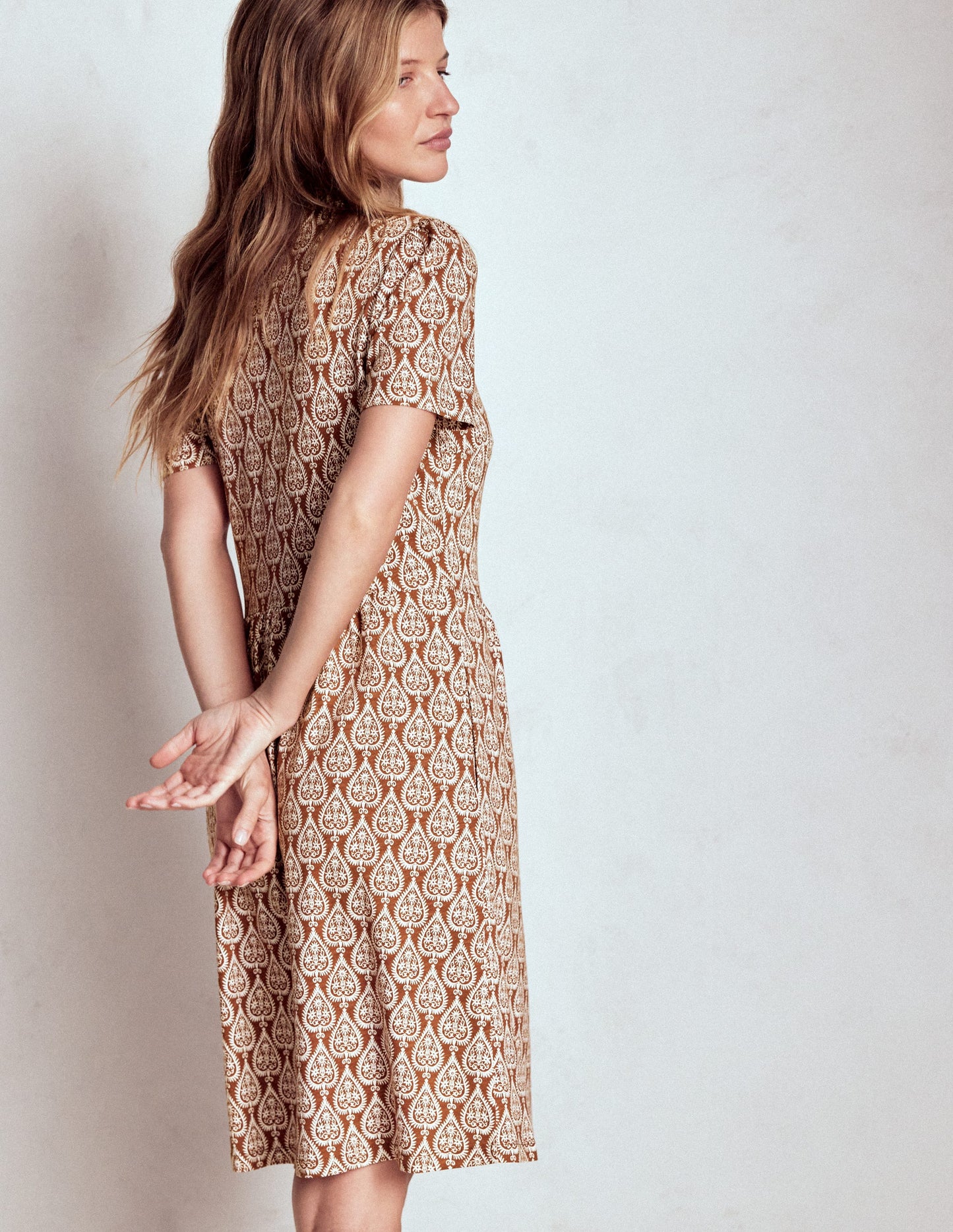 Robe Naomi à manches courtes-Cognac, motif Ornate Geo