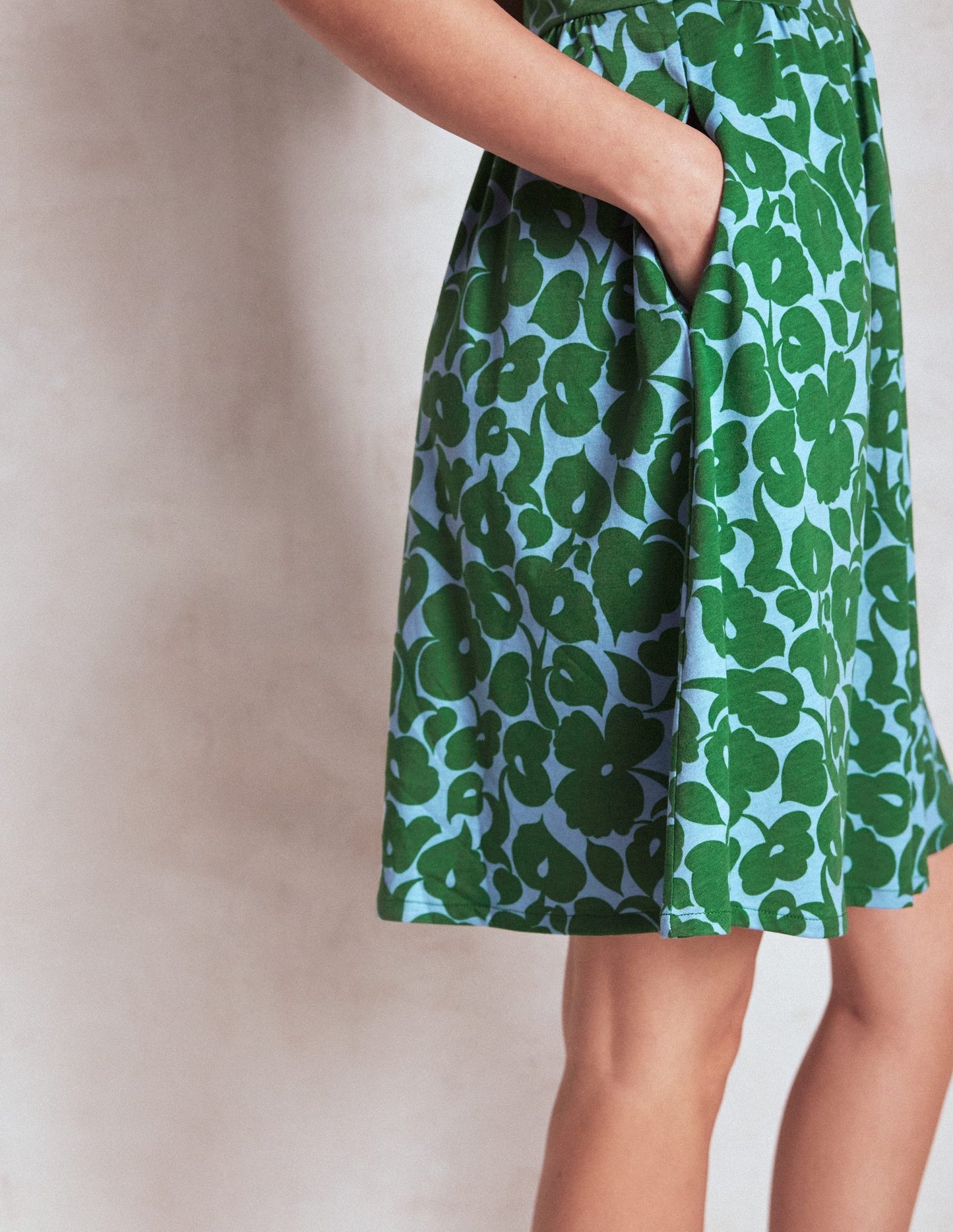 Robe courte Louisa en jersey-Vert des Highlands, motif Leafy Grove