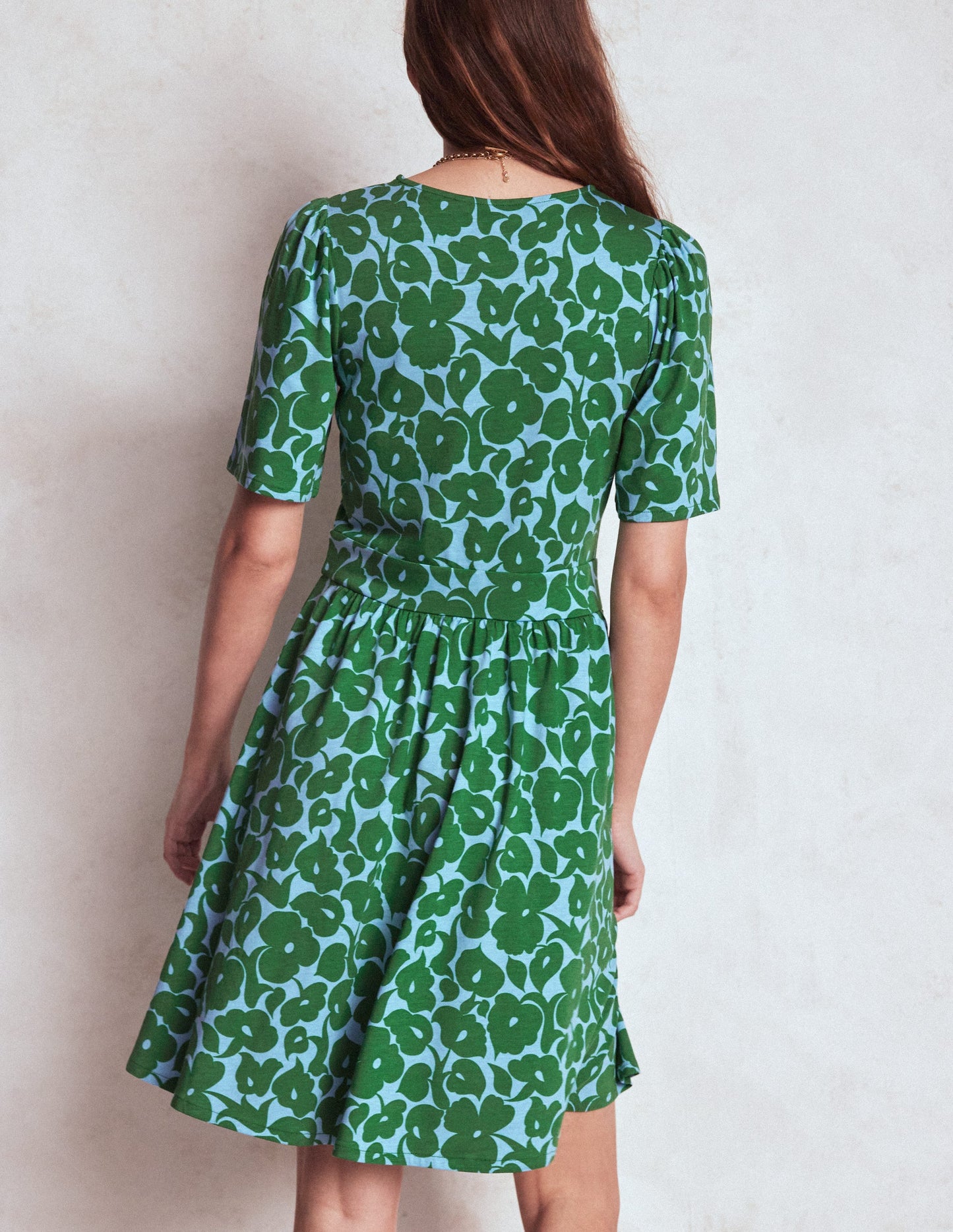 Robe courte Louisa en jersey-Vert des Highlands, motif Leafy Grove