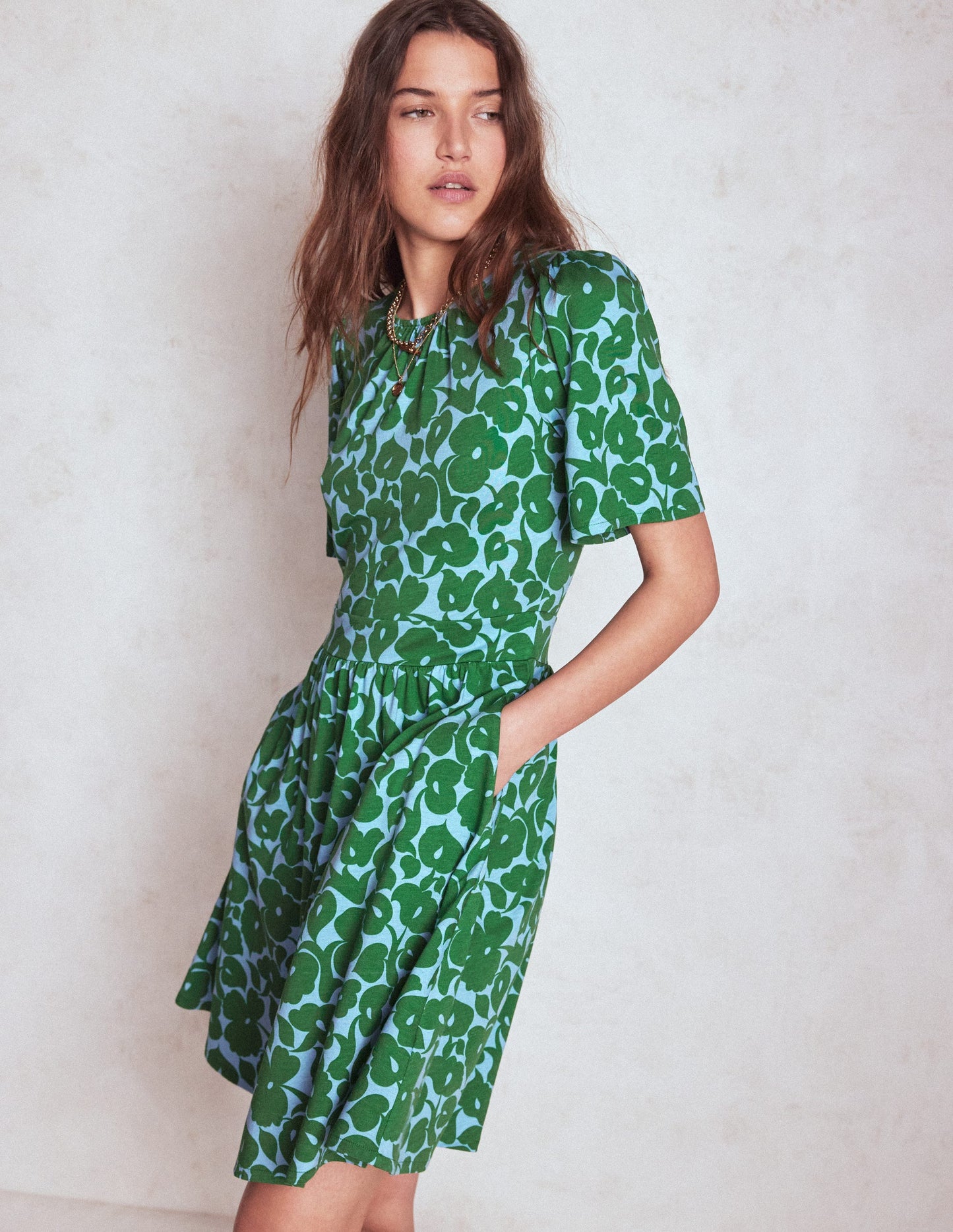 Robe courte Louisa en jersey-Vert des Highlands, motif Leafy Grove