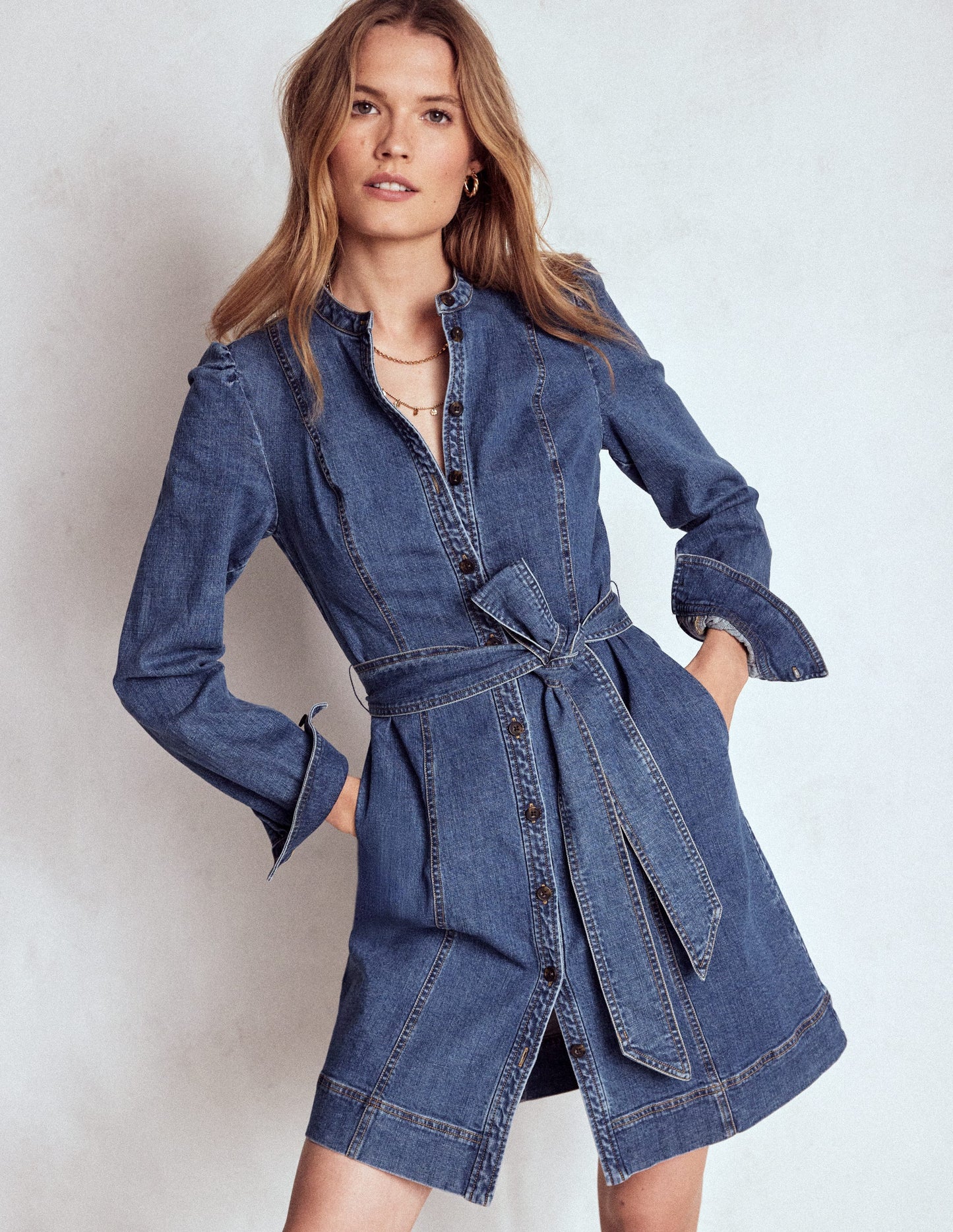 Bre Kurzes Jeanskleid-Mittlere Mischung Denim