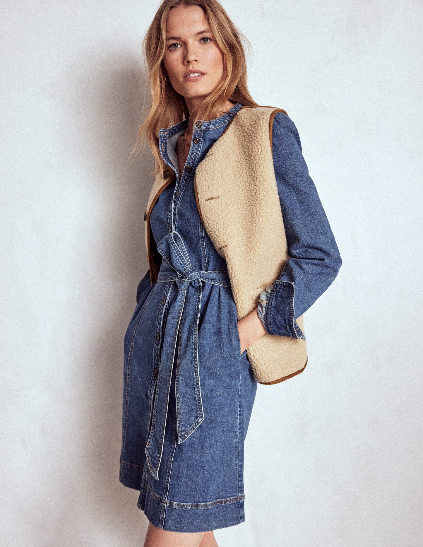 Bre Kurzes Jeanskleid-Mittlere Mischung Denim