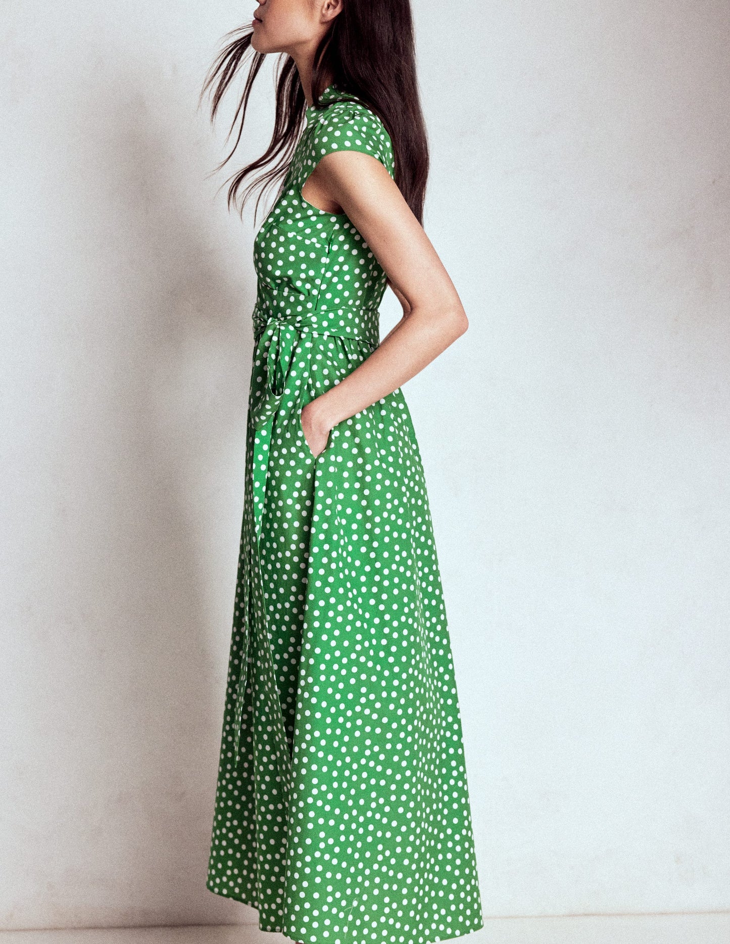 Julia Midi-Wickelkleid aus Baumwolle-Hochlandgrün, Gemalte Tupfen