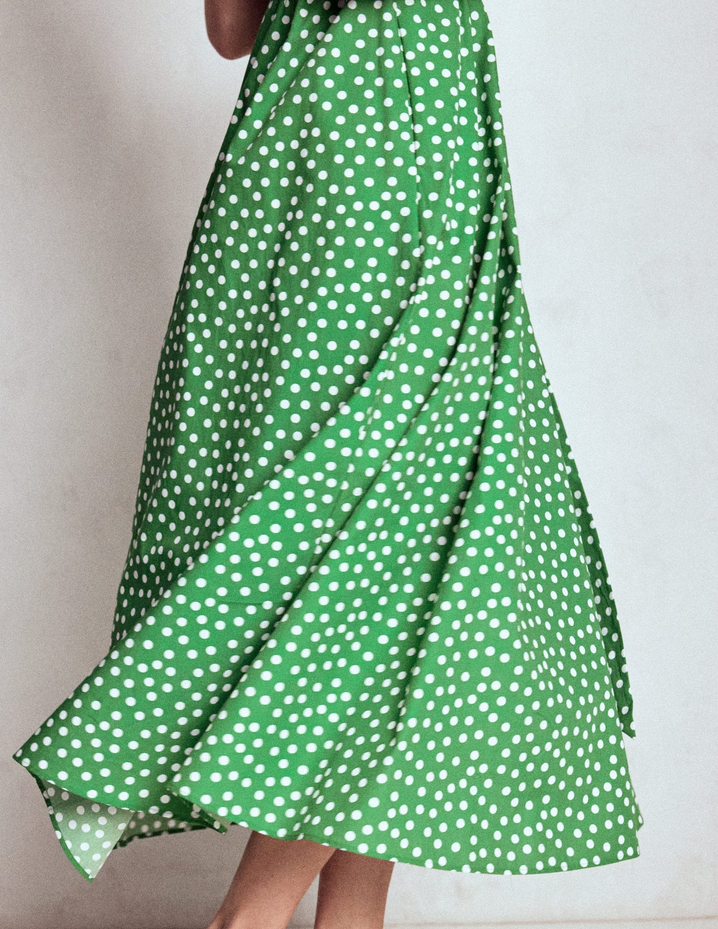 Julia Midi-Wickelkleid aus Baumwolle-Hochlandgrün, Gemalte Tupfen