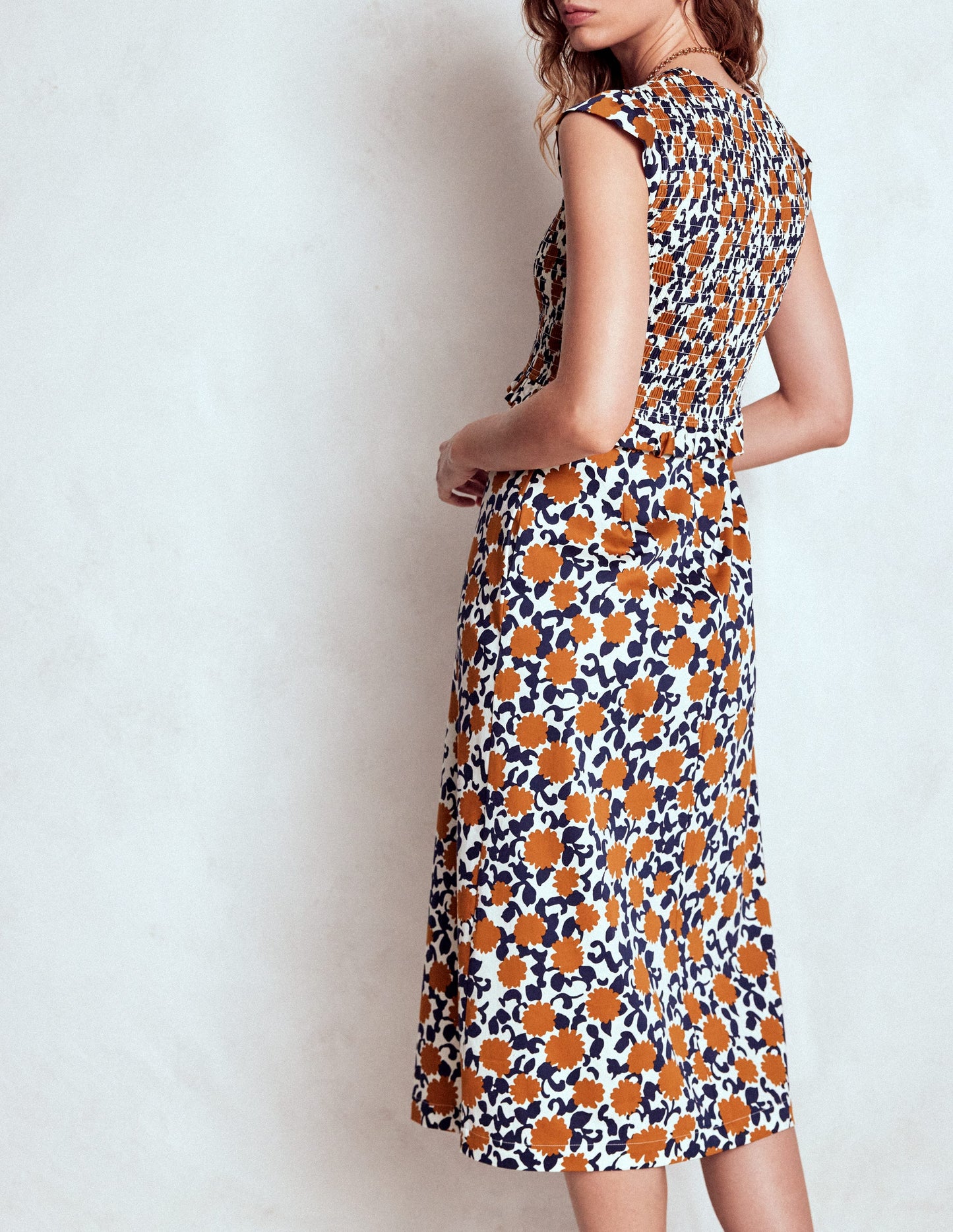 Carolina Gesmoktes Midikleid-Cognac, Blütenrebe