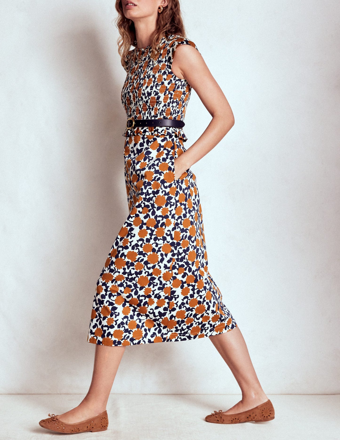 Carolina Gesmoktes Midikleid-Cognac, Blütenrebe