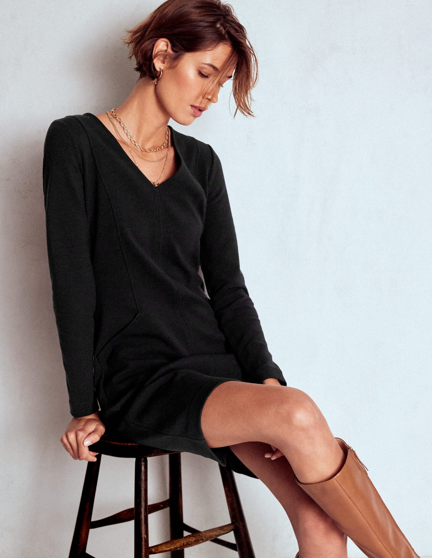 Ellen Ottoman-Kleid mit V-Ausschnitt-Schwarz