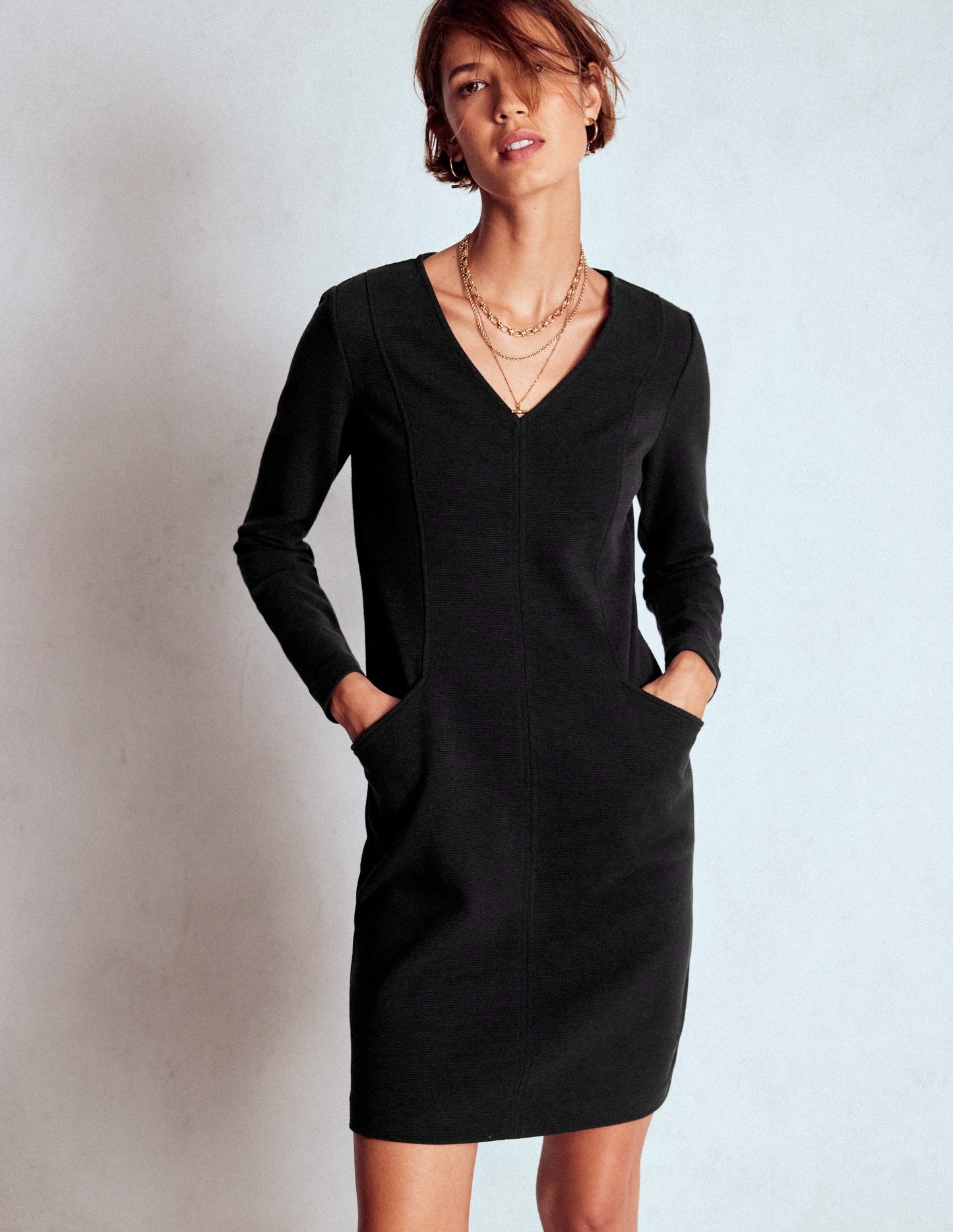Ellen Ottoman-Kleid mit V-Ausschnitt-Schwarz