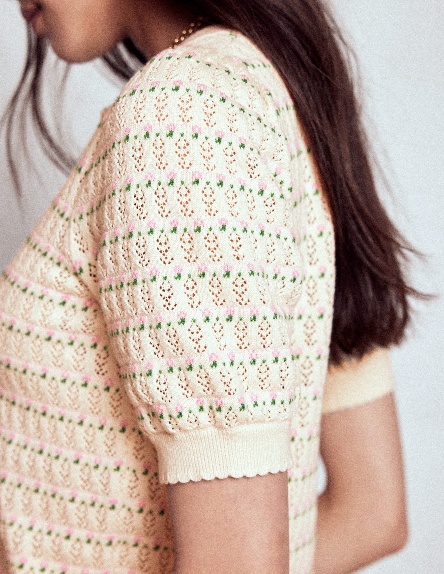 Gepunktete Pointelle-Strickjacke-Hübsches Blumenmuster Fair Isle