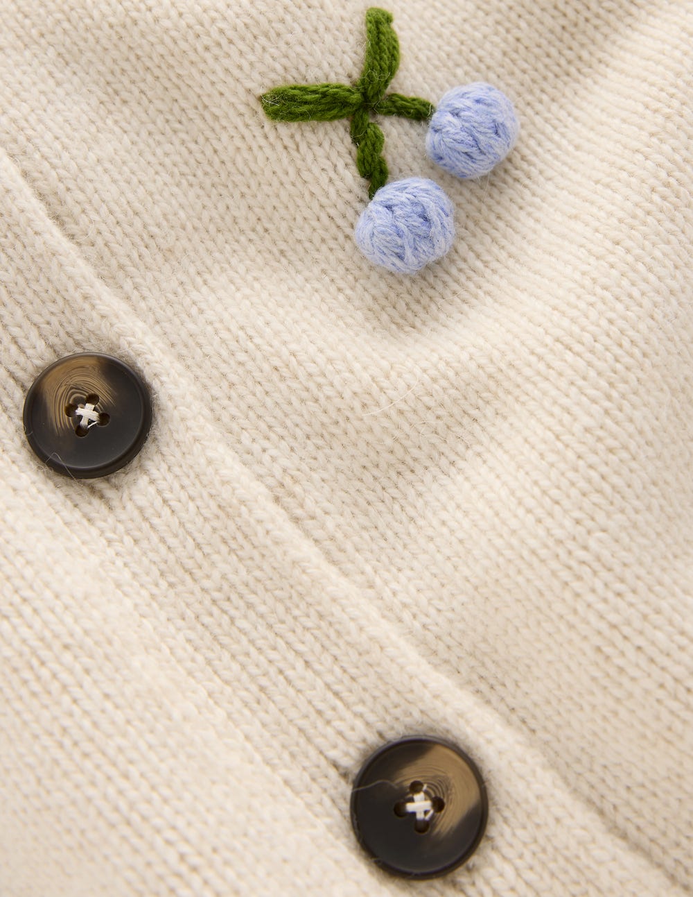 Natalie Strickjacke mit Stickerei-Haferbeige Melange, Kirsche